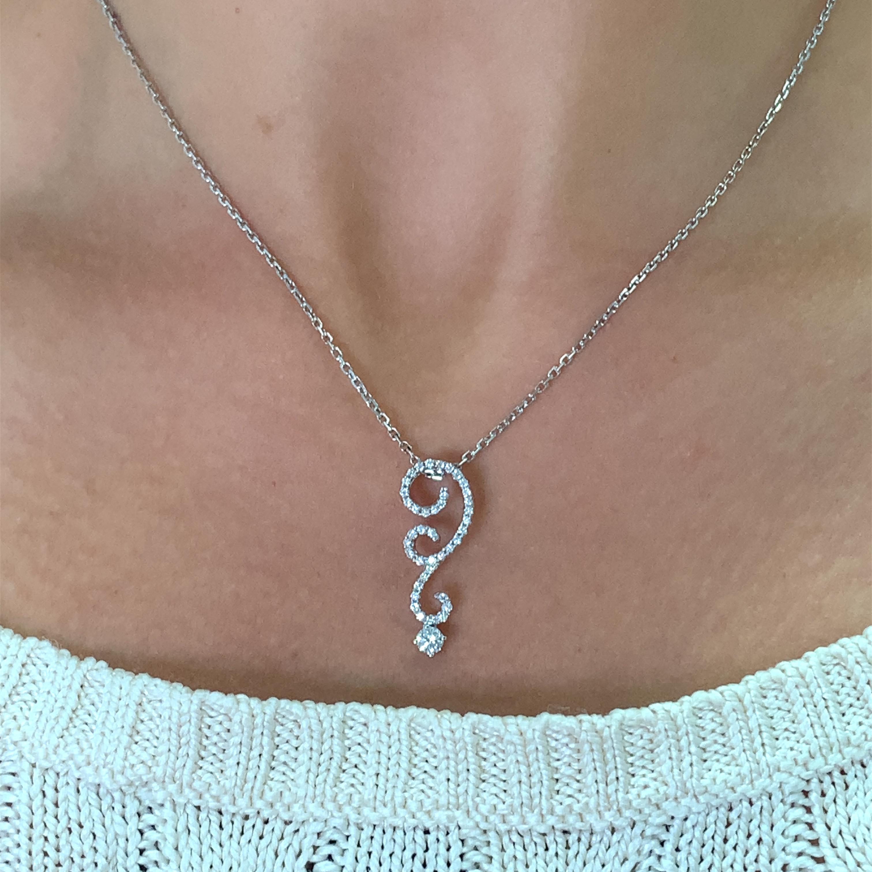 Questa bellissima collana con ciondolo presenta uno splendido solitario a goccia con diamante da 0,55 carati, realizzato in oro bianco 18 carati. La forma del ciondolo è rotonda e vanta la creazione di una pietra principale naturale con un