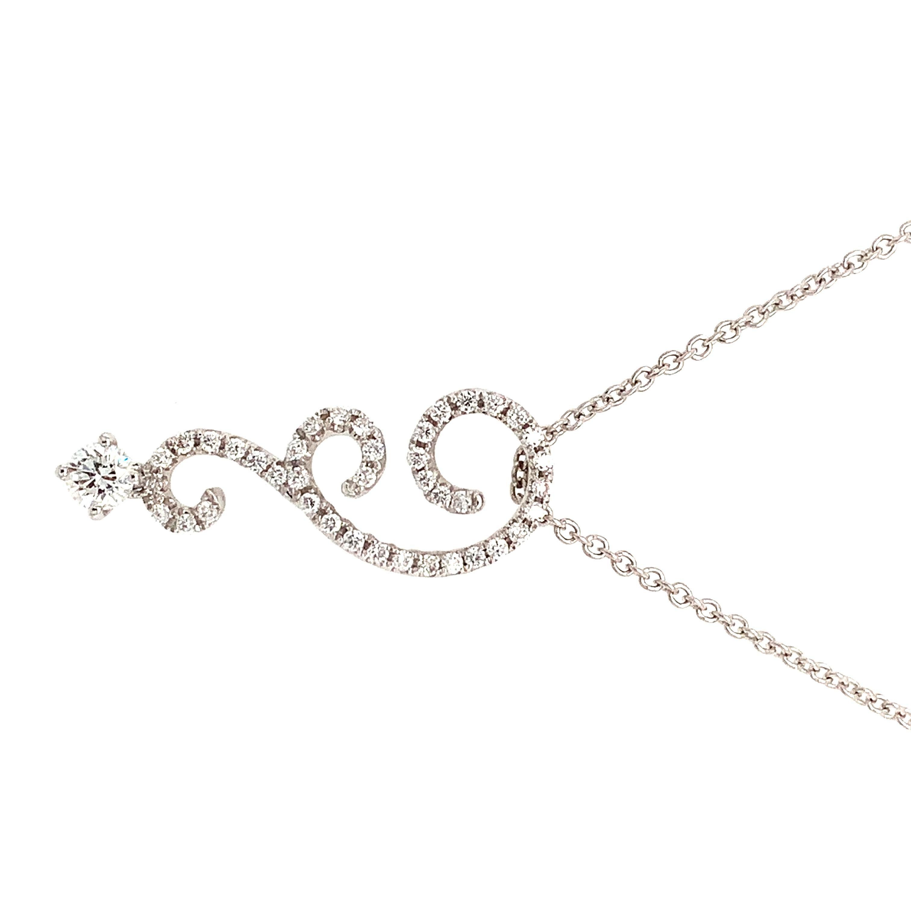 Moderno Collana con ciondolo a forma di fiore di diamante in oro bianco 18 carati in vendita