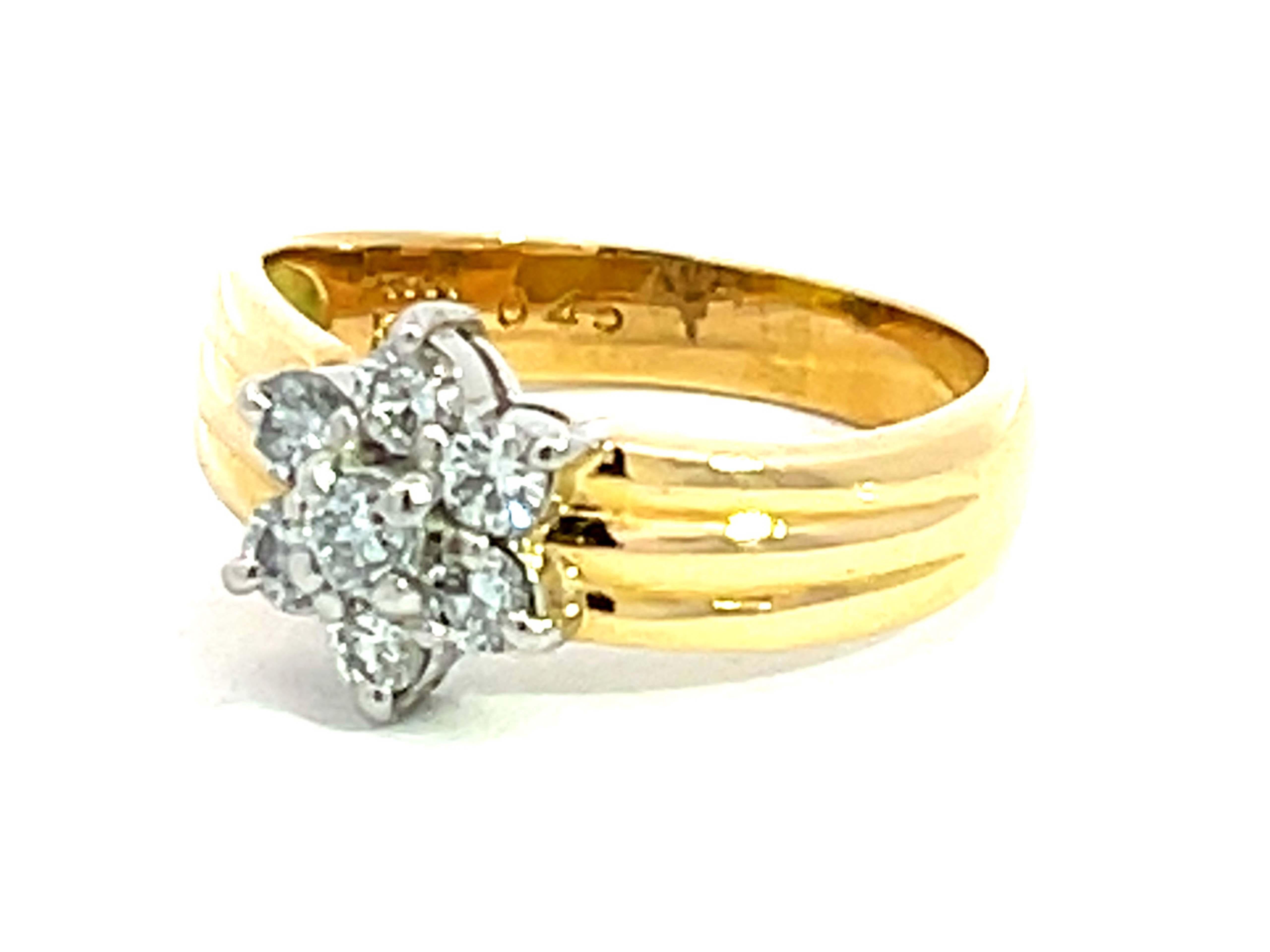 Diamond Flower Two Toned Ring in 18K Yellow Gold and Platinum In Excellent Condition For Sale In Honolulu, HI