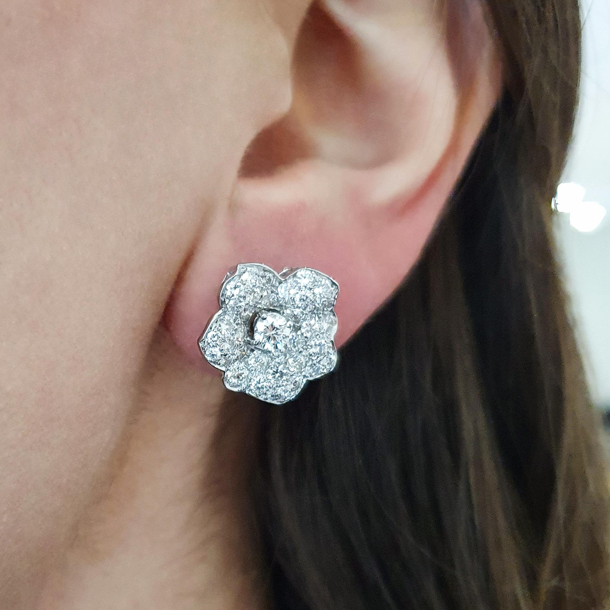 Diamond Flower white gold 18k Ear studs.

Diameter approximately 0.63 inch (1.60 centimeters).
Total weight: 6.61 grams

