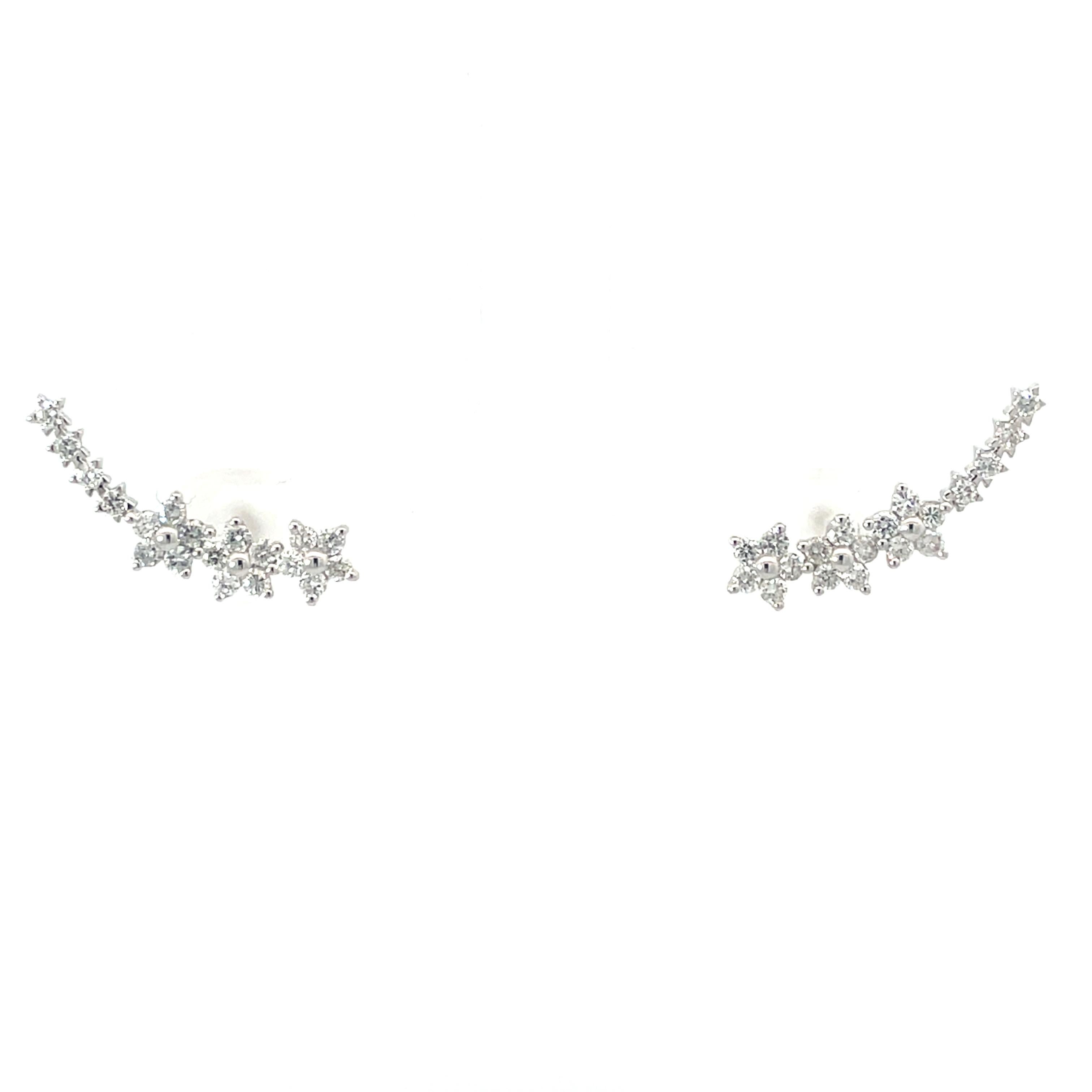 Rehaussez votre style quotidien avec ces exquises boucles d'oreilles grimpantes en or blanc, réalisées en or blanc fin 18 carats. Chaque boucle d'oreille présente une délicate rangée de diamants ronds de taille brillante assemblés en forme de fleurs