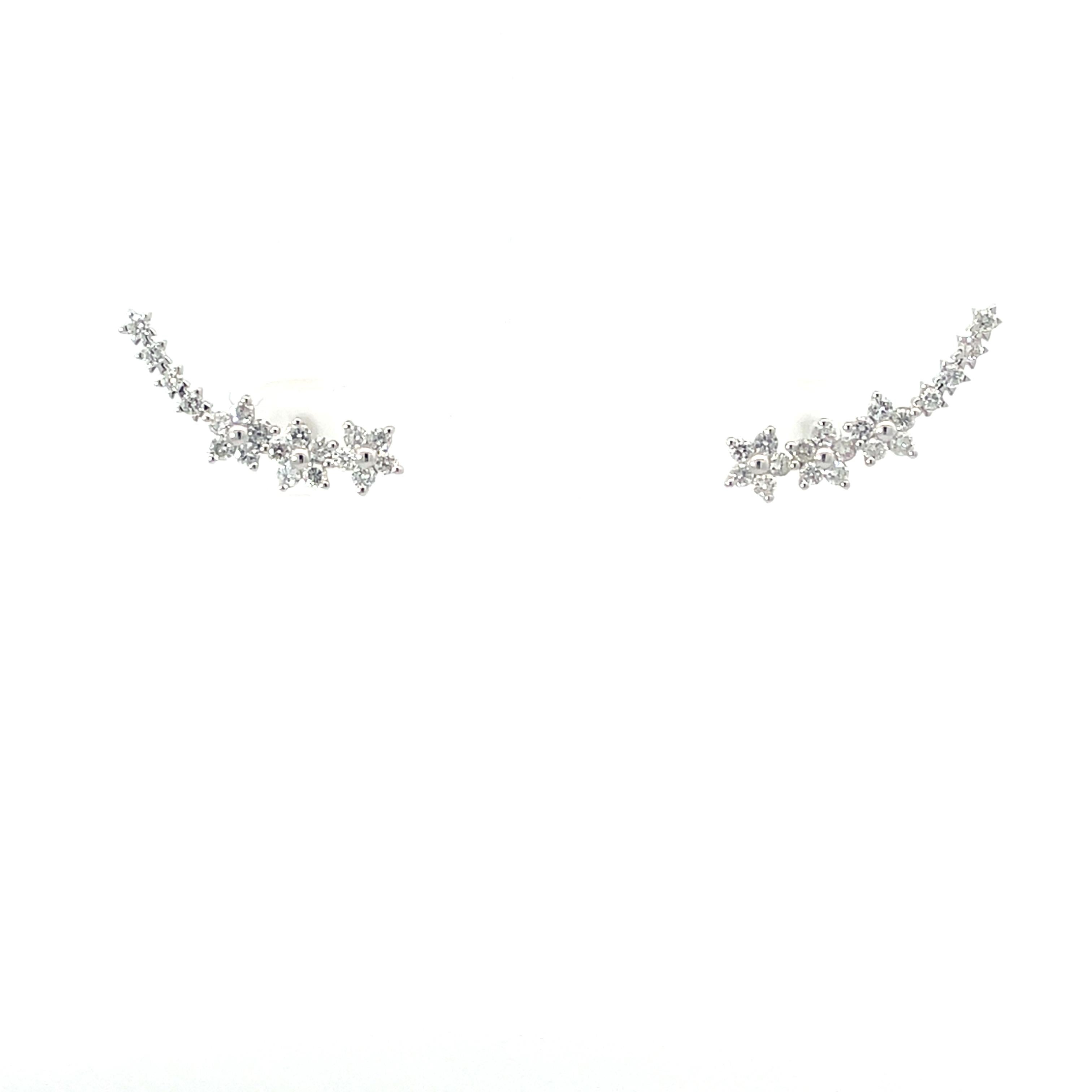 Taille brillant Boucles d'oreilles en or blanc 18 carats avec fleurs en diamant sur tige grimpante en vente