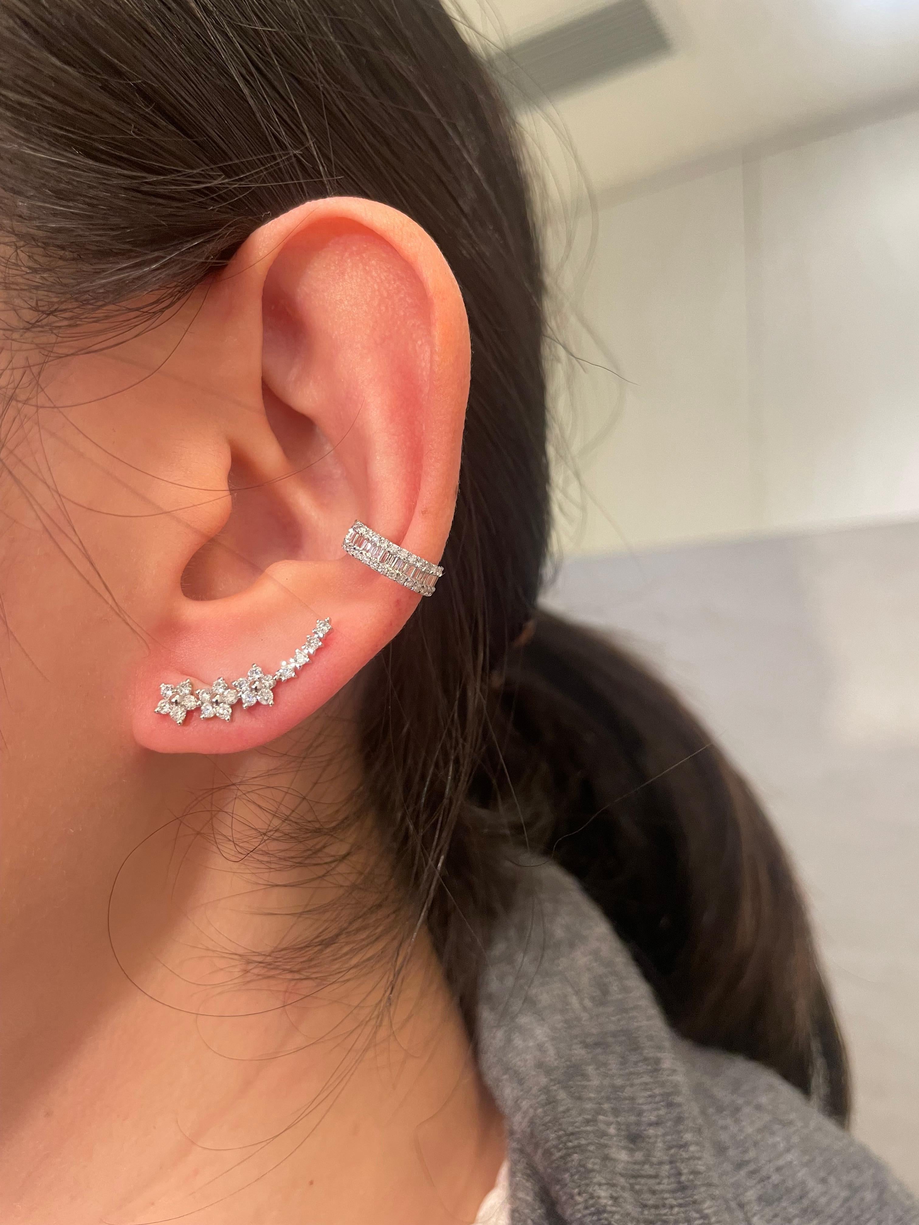 Boucles d'oreilles en or blanc 18 carats avec fleurs en diamant sur tige grimpante en vente 3