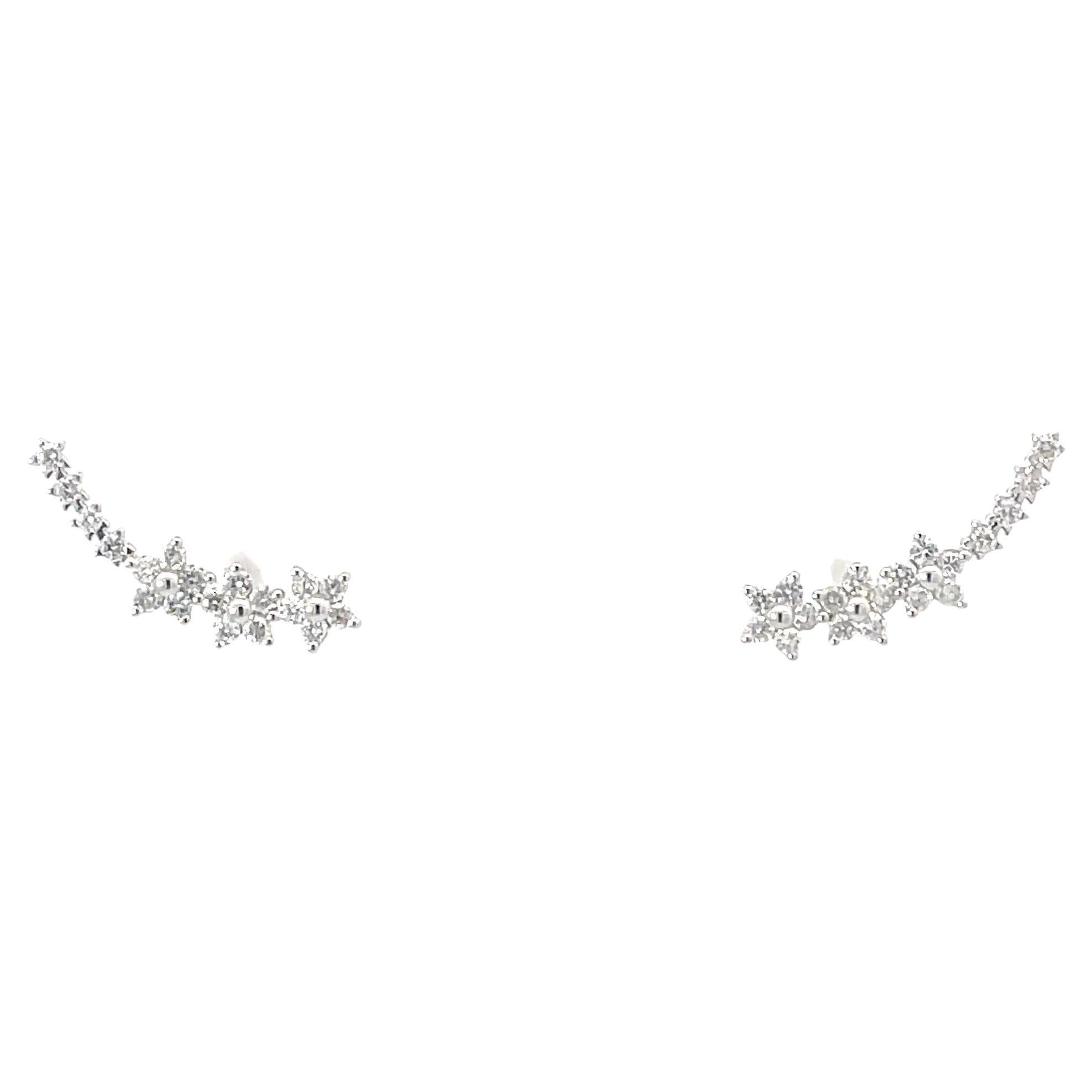 Boucles d
oreilles en or blanc 18 carats avec fleurs en diamant sur tige grimpante en vente
