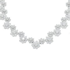 Collier de fleurs en or blanc avec diamants