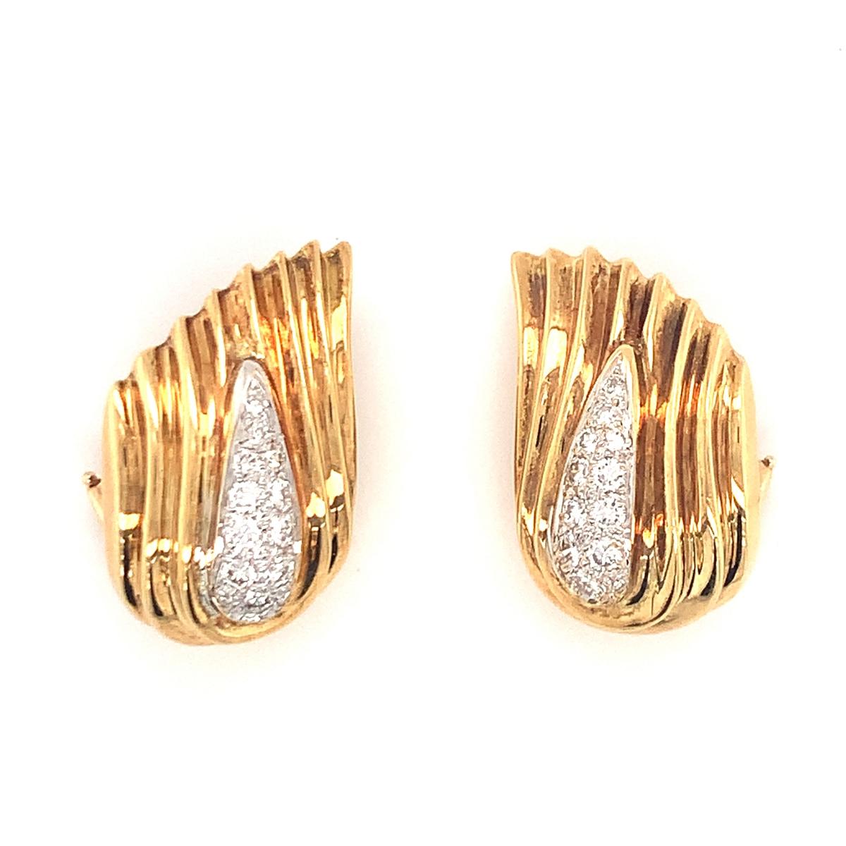Diamond Fluted 18k Yellow Gold Earrings, circa 1960s In Good Condition For Sale In Beverly Hills, CA