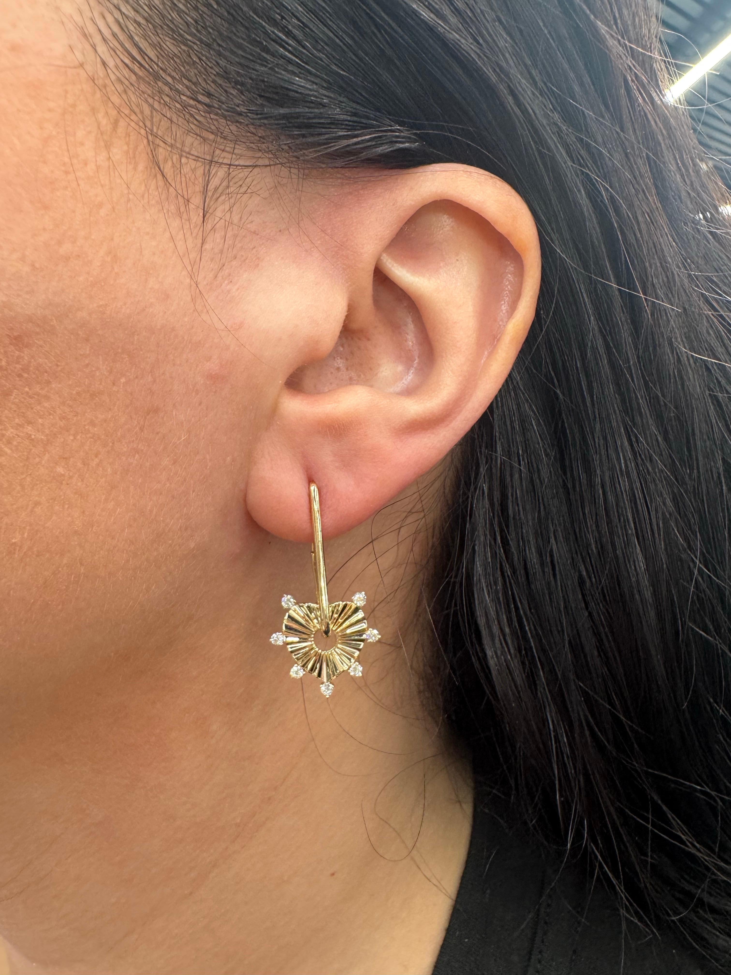 Questi eleganti orecchini a goccia a cuore scanalato sono realizzati in oro giallo 14K e presentano un moderno design a cuore aperto con una delicata scanalatura a raggiera. Accentuati da 14 diamanti tondi taglio brillante per un totale di 0,32