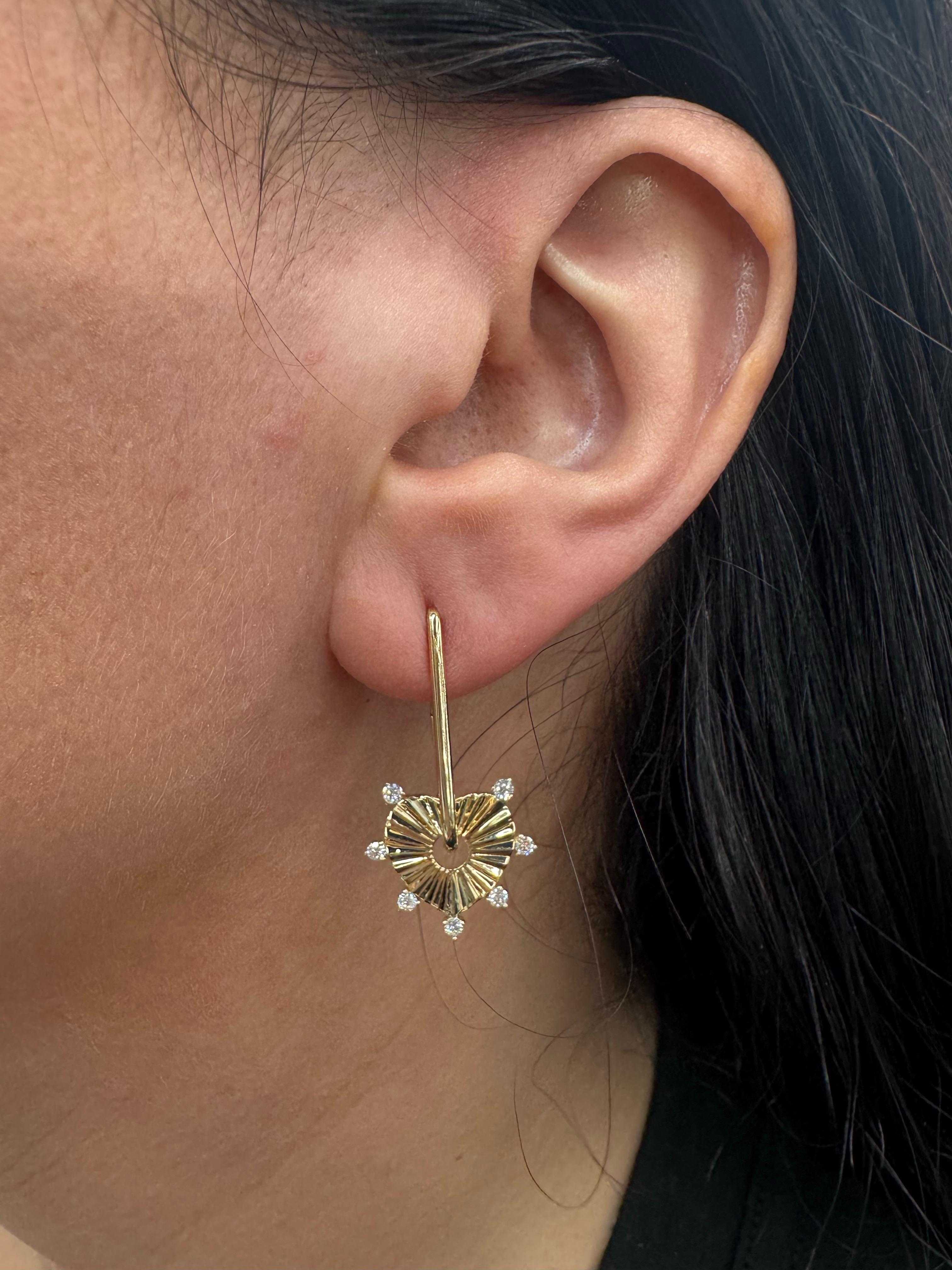 Orecchini a goccia con cuore scanalato di diamanti 0,32 carati in oro giallo 14 carati In condizioni Nuovo in vendita a New York, NY