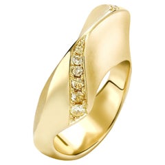 FOLDE RING Yellow gold with a warm-tone diamond edge by Liv Luttrell 