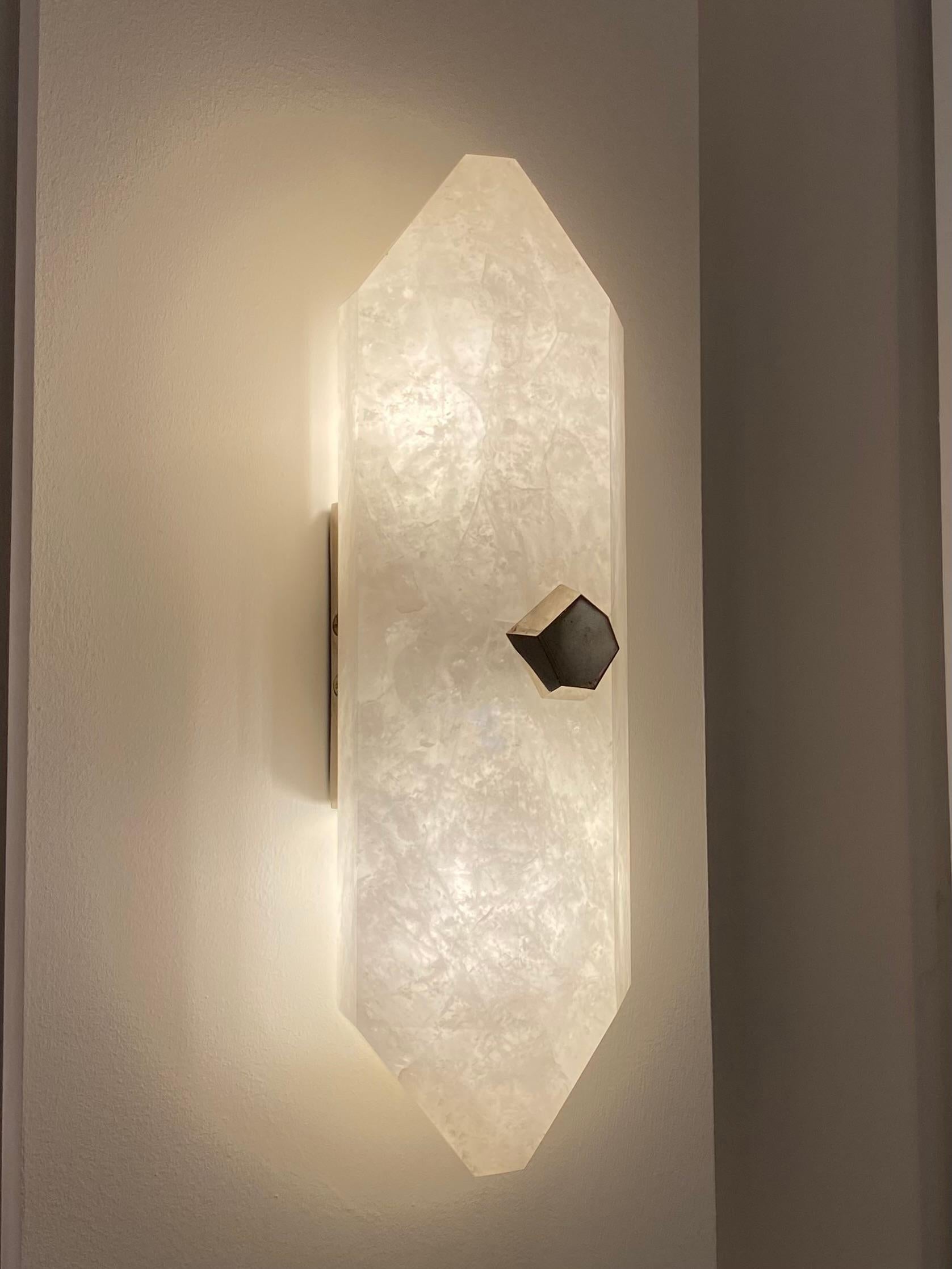 Gruppo di quattro applique in cristallo di rocca a forma di diamante con finitura in nichel lucido. Ogni applique è dotata di due prese E26. 120w in totale.