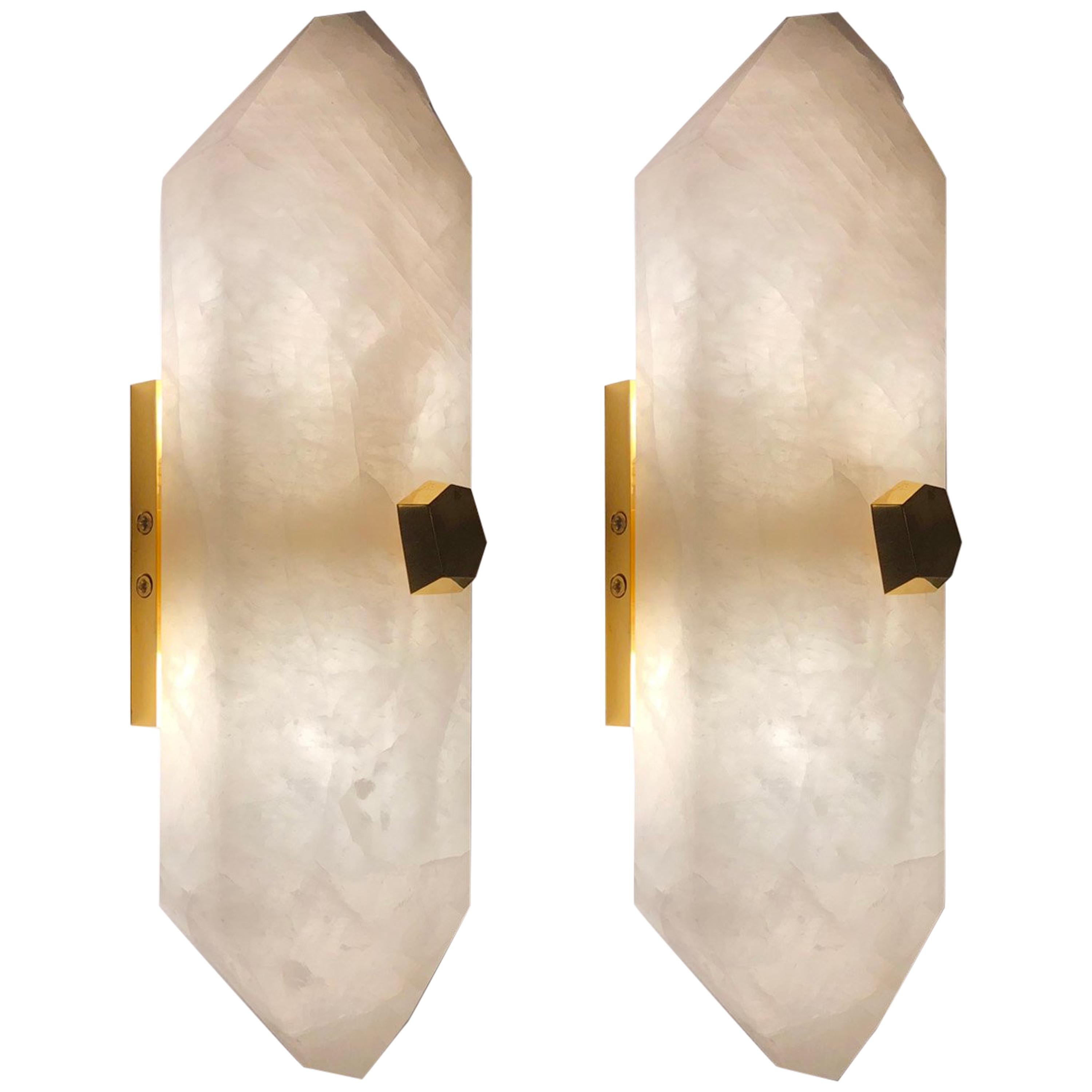 Par de diamante tallado de apliques de cristal de roca con el montaje de latón pulido. Creado por Phoenix Gallery NYC.
Cada aplique se instala con dos enchufes, de 40 vatios como máximo cada enchufe, lo que hace un total de 80 vatios como máximo.