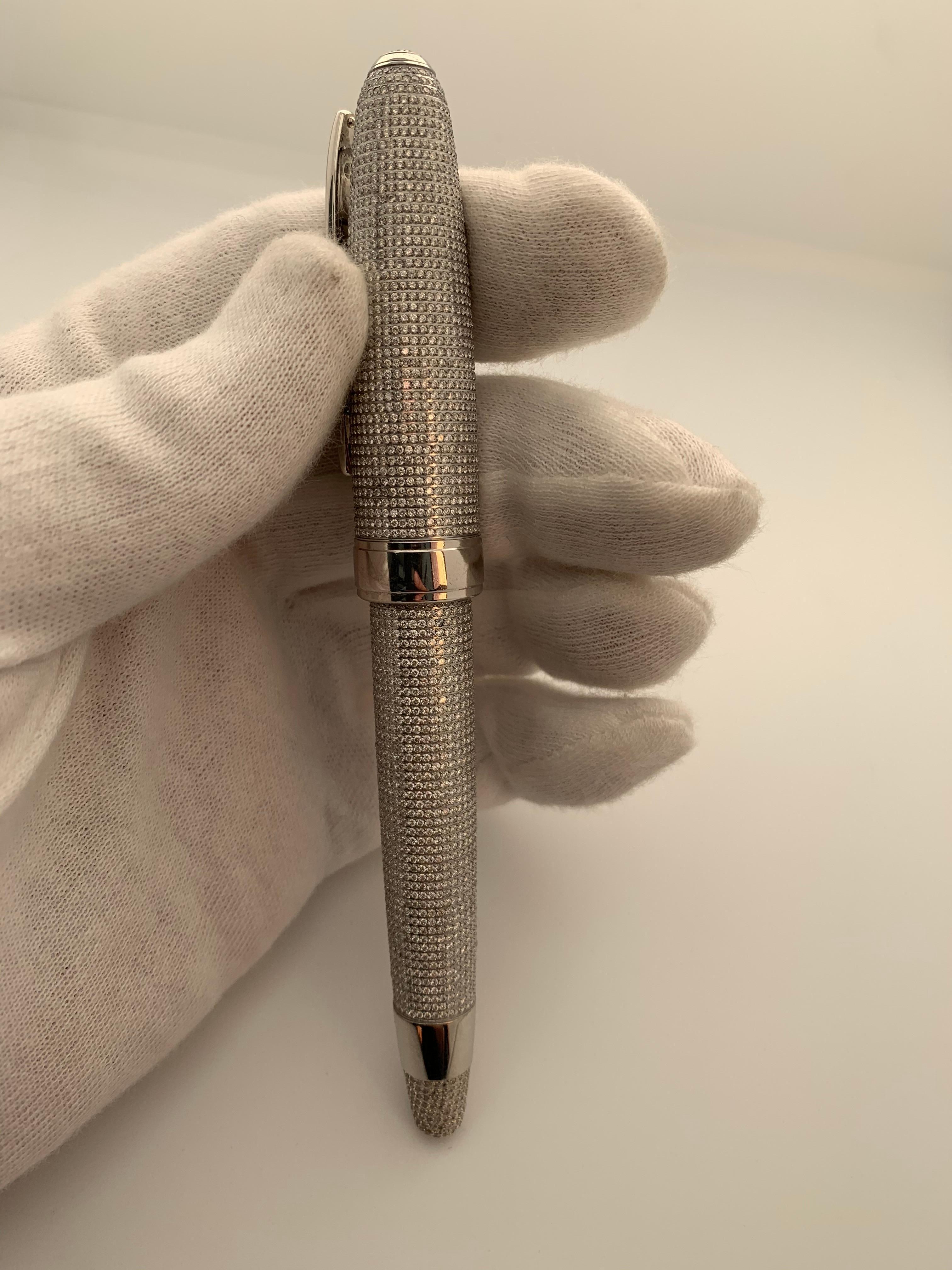 Stylo plume fin, en acier inoxydable, serti de diamants ronds brillants.

Des mois sont passés à fabriquer un seul de ces stylos. Renseignez-vous pour d'autres dans notre inventaire.

Environ 17,20 carats.