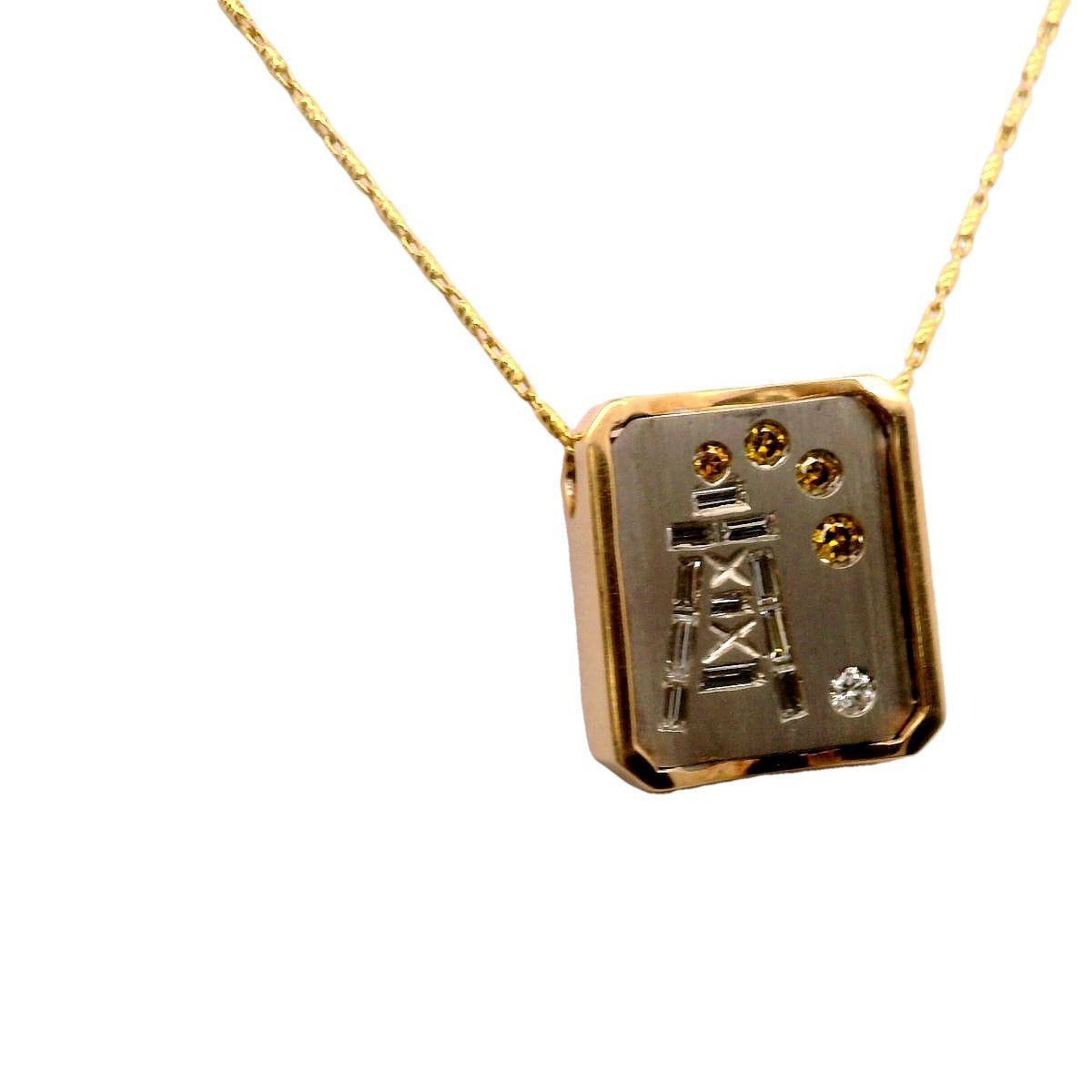Un collier pendentif distinctif présentant un motif de plate-forme pétrolière finement détaillé. La monture est ornée de diamants blancs de taille baguette, qui ajoutent un éclat linéaire et élégant. Des diamants jaunes ronds entourent le gréement