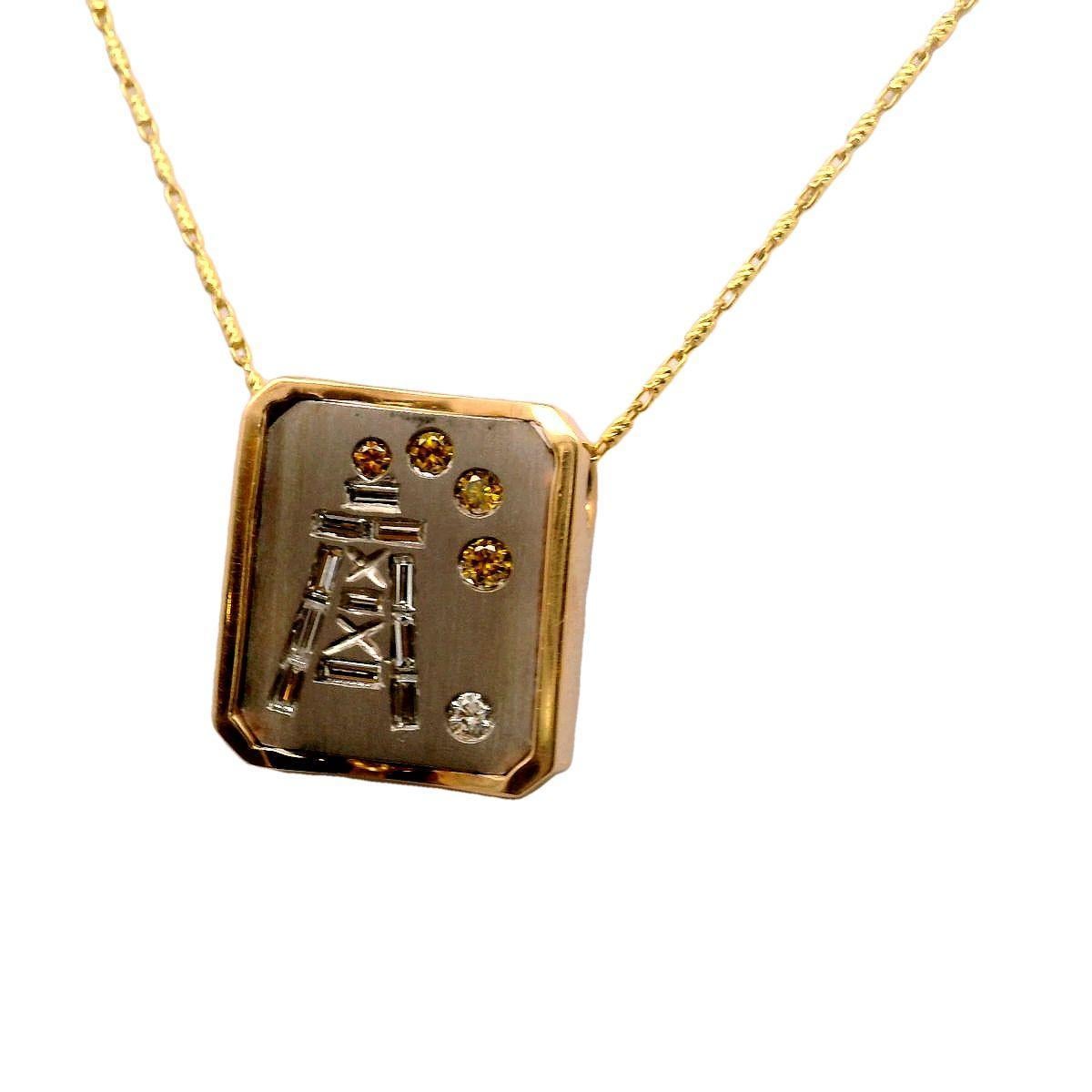 Contemporain Chaîne pendentif à aiguille en or blanc et jaune 18 carats avec cadre en diamants en vente