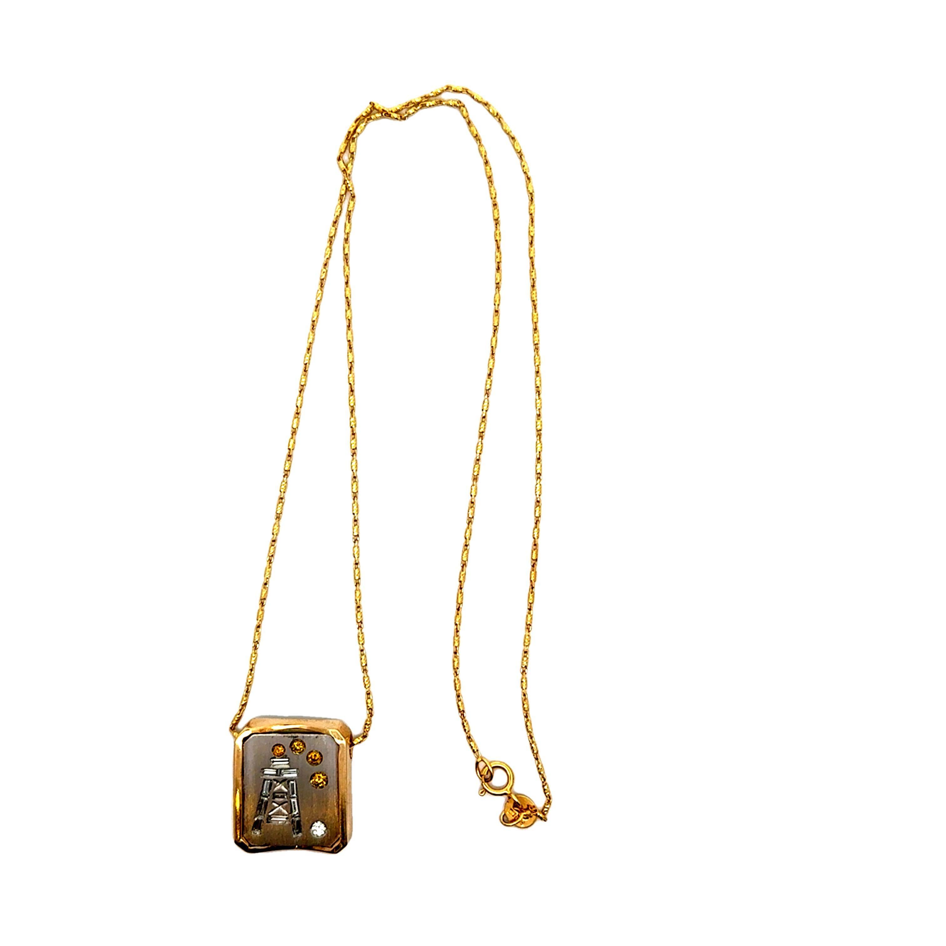 Taille baguette Chaîne pendentif à aiguille en or blanc et jaune 18 carats avec cadre en diamants en vente