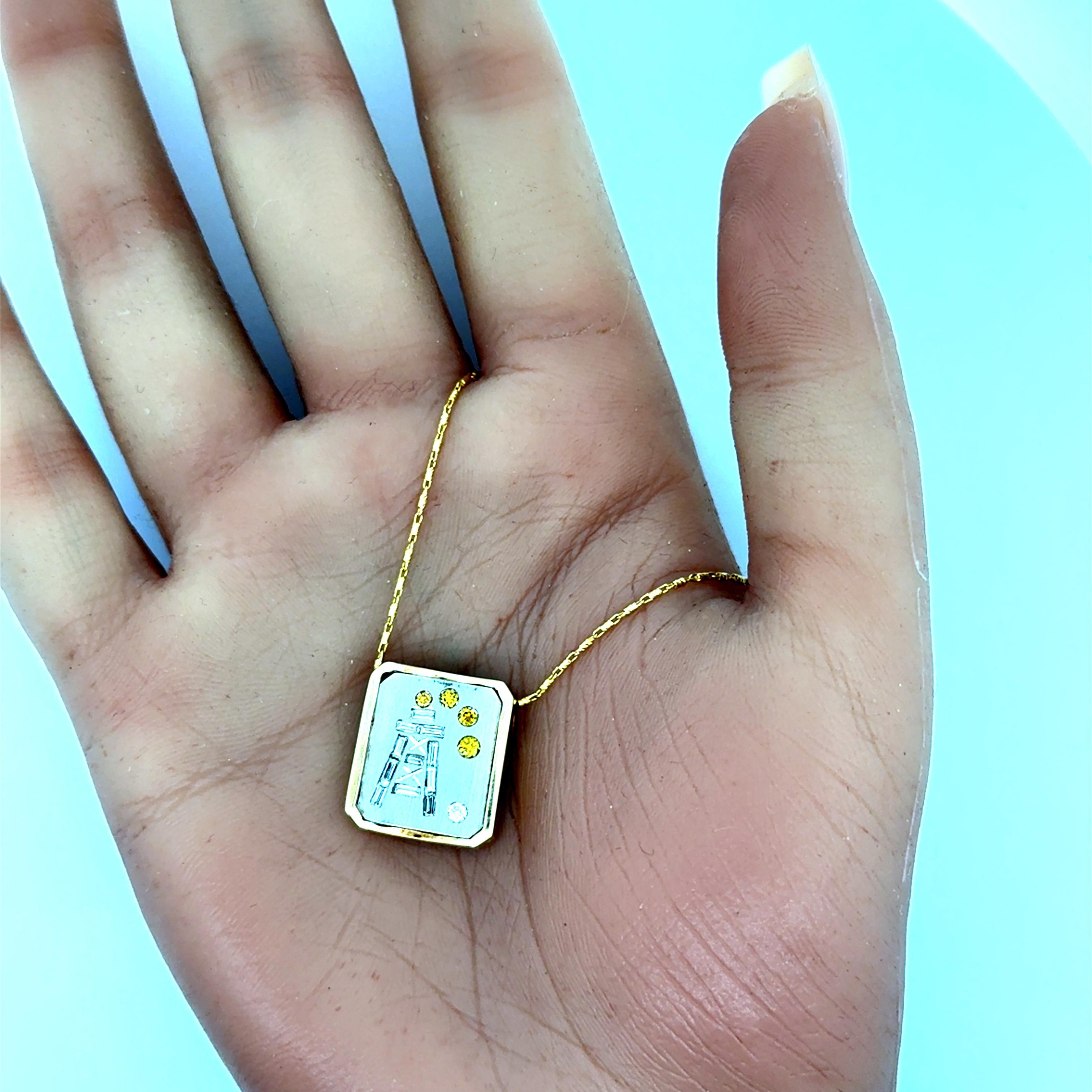 Chaîne pendentif à aiguille en or blanc et jaune 18 carats avec cadre en diamants Neuf - En vente à Beverly Hills, CA