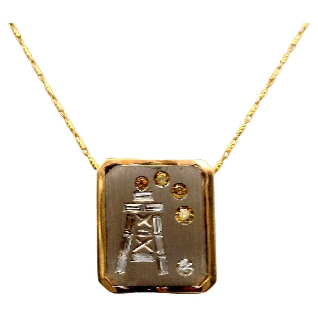 Chaîne pendentif à aiguille en or blanc et jaune 18 carats avec cadre en diamants en vente