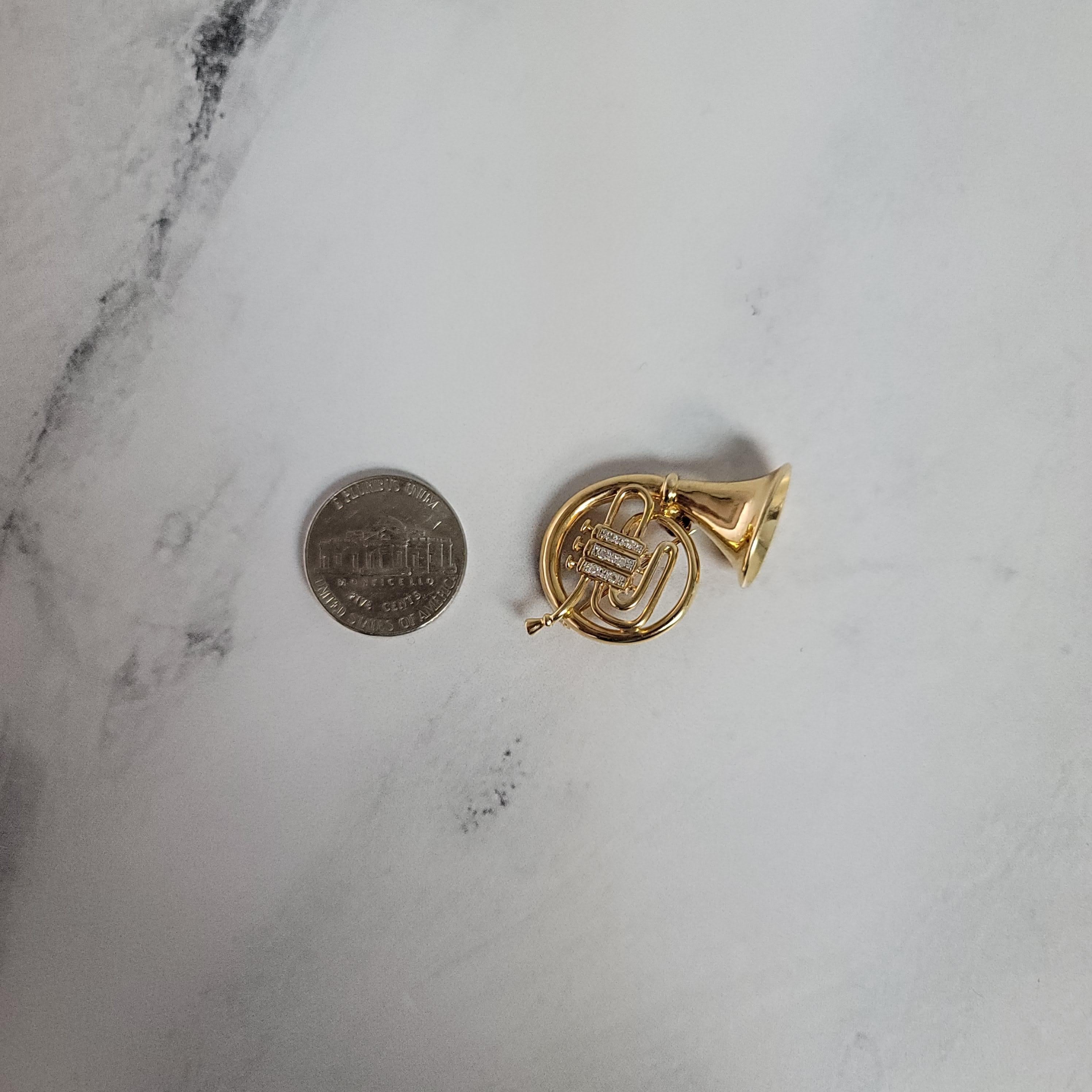 Taille ronde Broche en or jaune 14k avec cor en diamant en vente