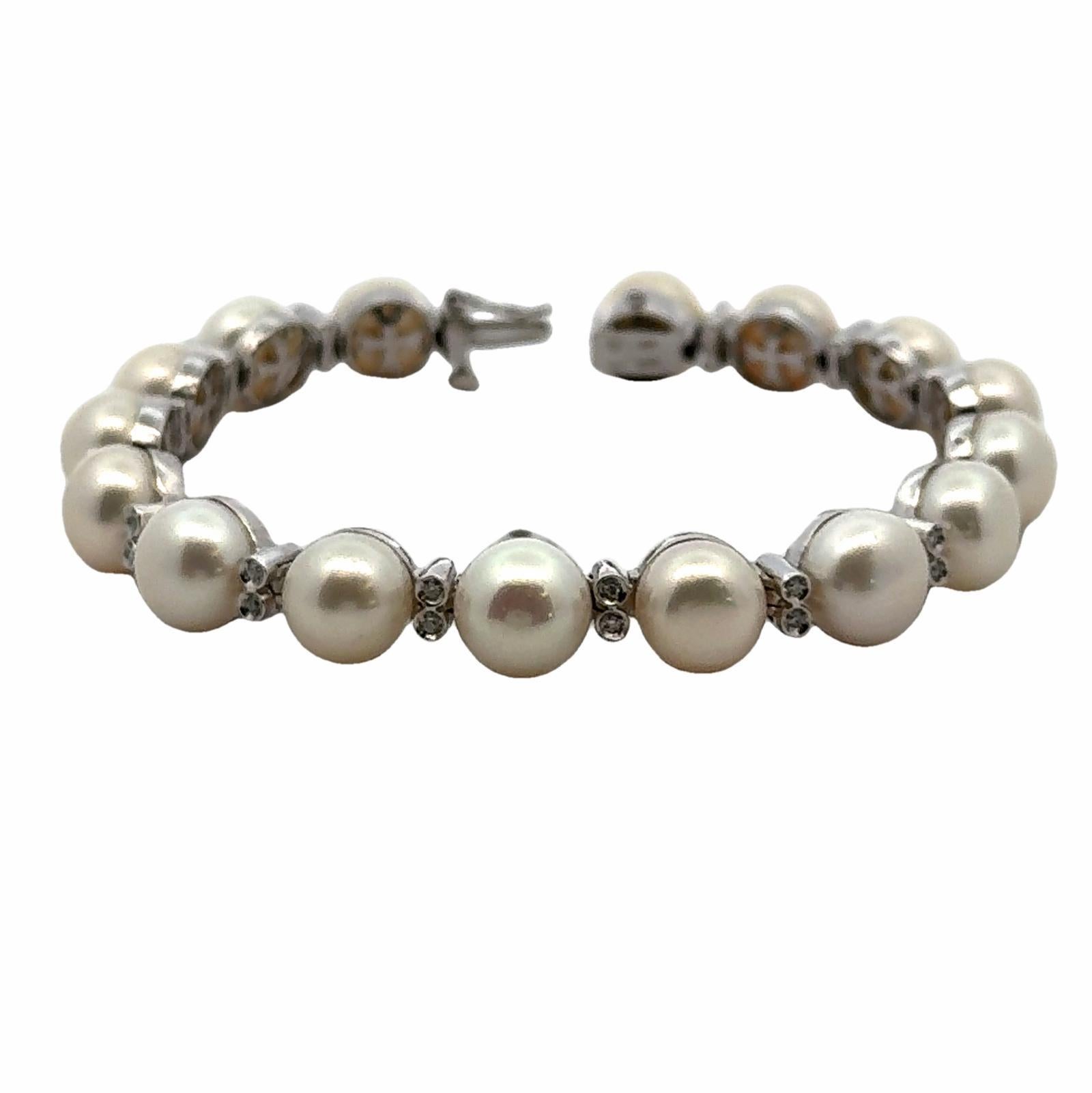 Diamond Fresh Water Cultured Pearl 14 Karat White Gold Bracelet. In Excellent Condition In Boca Raton, FL