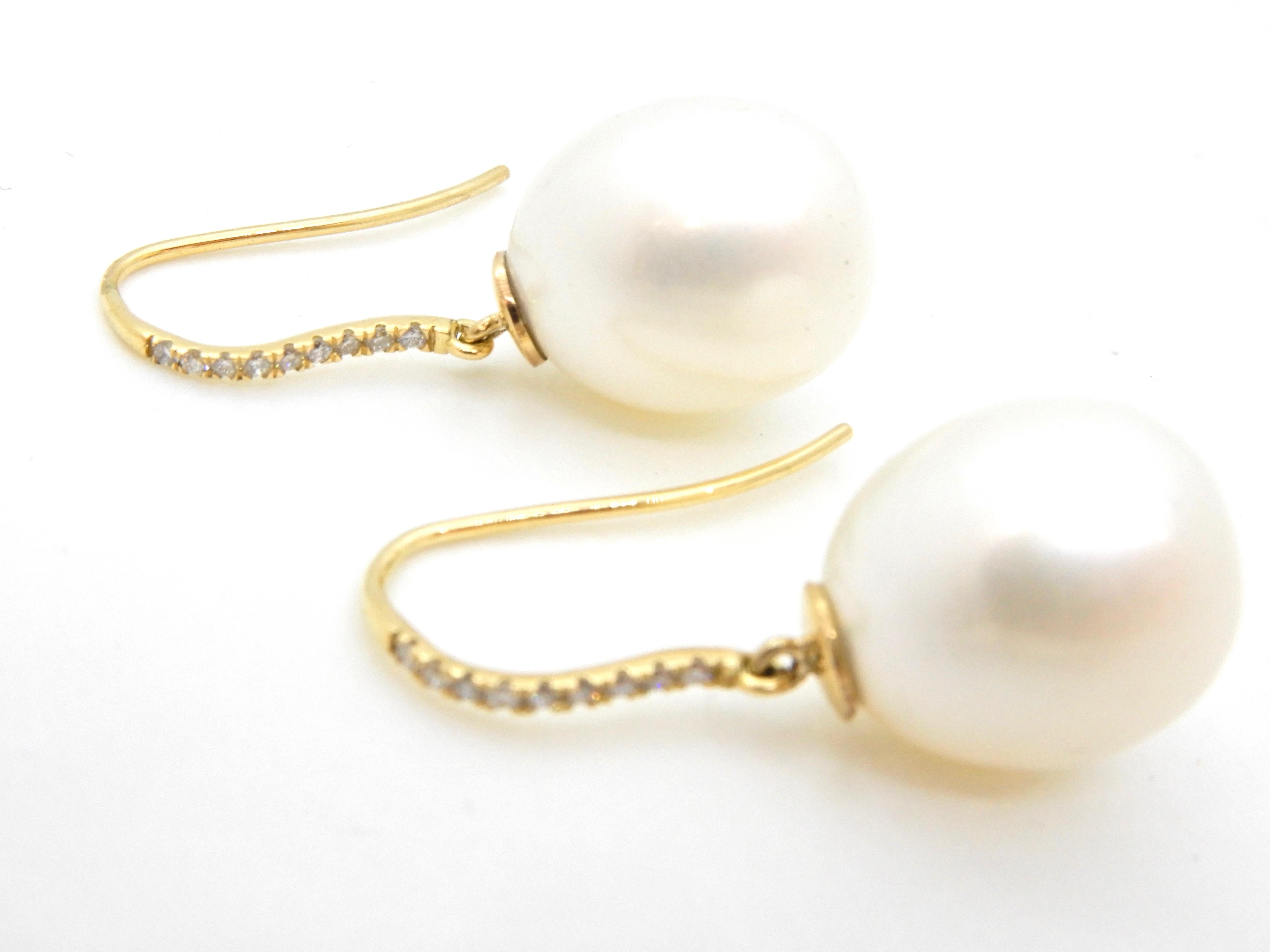 The Diamond Freshwater Pearl 18 Carat Yellow Gold Mayfair Drop Earrings feature classic diamonds with cultured freshwater pearl drops, making them a perfect addition to anyones wardrobe. Taking you from day to night they feature two, diamond set