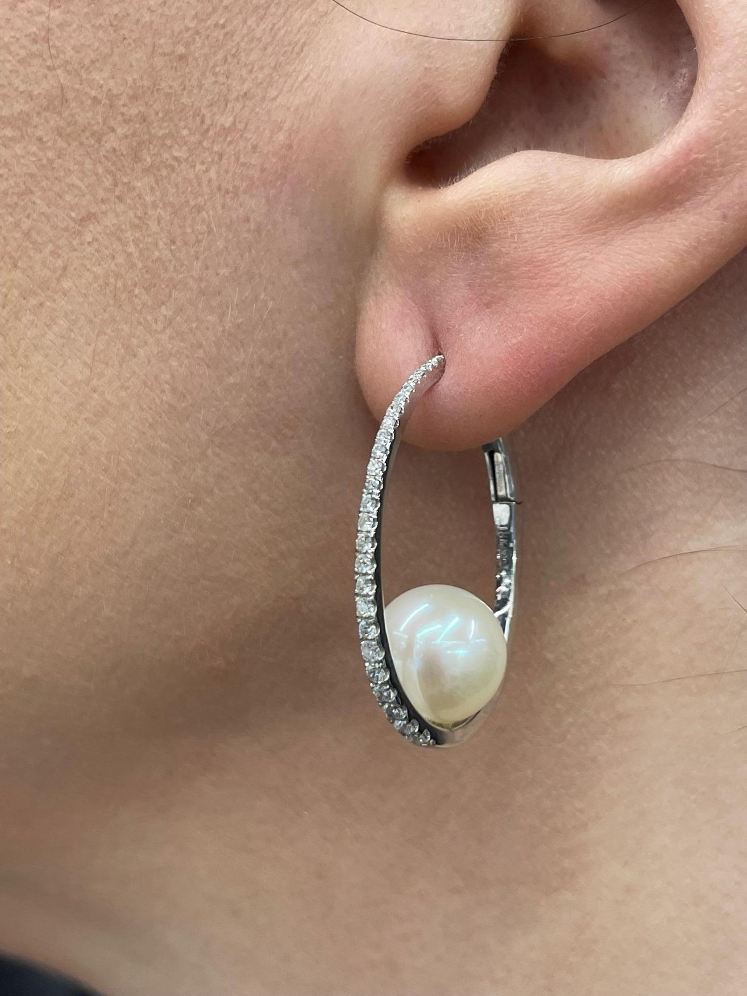 Women's Diamond Freshwater Pearl Hoop Earrings 0.50 Carats 18 Karat White Gold 10-11 MM For Sale