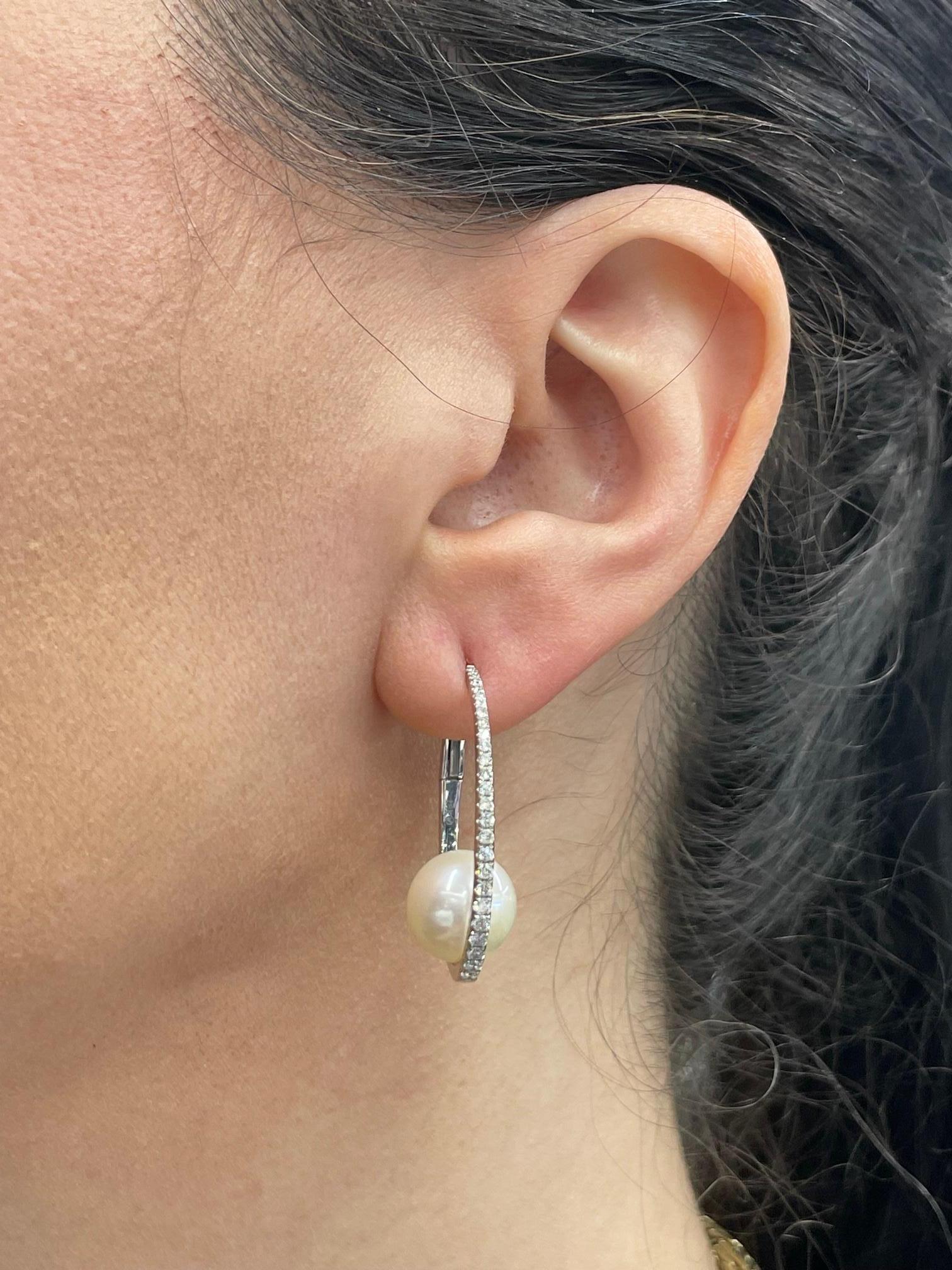 Diamond Freshwater Pearl Hoop Earrings 0.50 Carats 18 Karat White Gold 10-11 MM For Sale 1