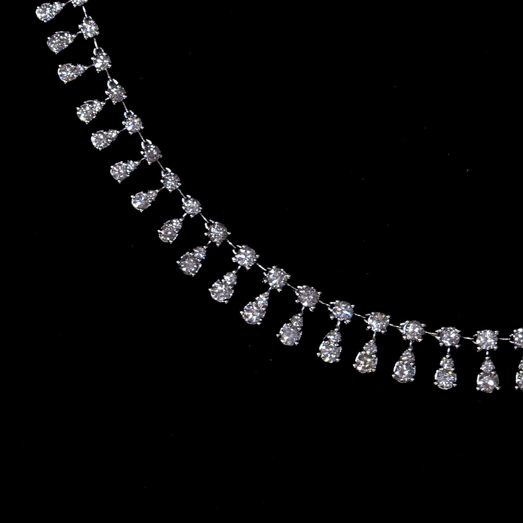 Collar con Flecos de Diamantes Gota Redonda Brillante Oro Blanco 18K Portugueses 2020s en venta 8