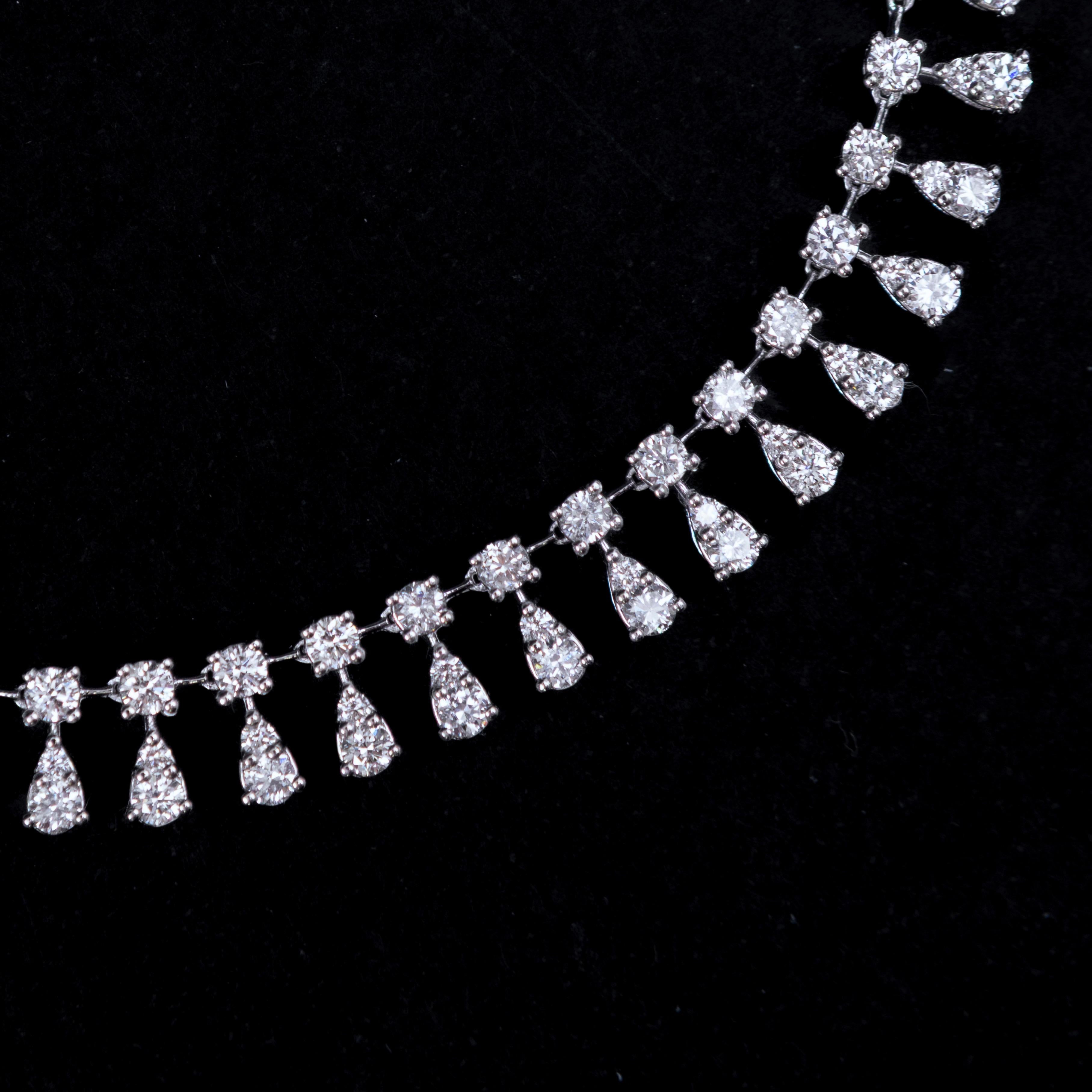 Collar con Flecos de Diamantes Gota Redonda Brillante Oro Blanco 18K Portugueses 2020s en venta 9