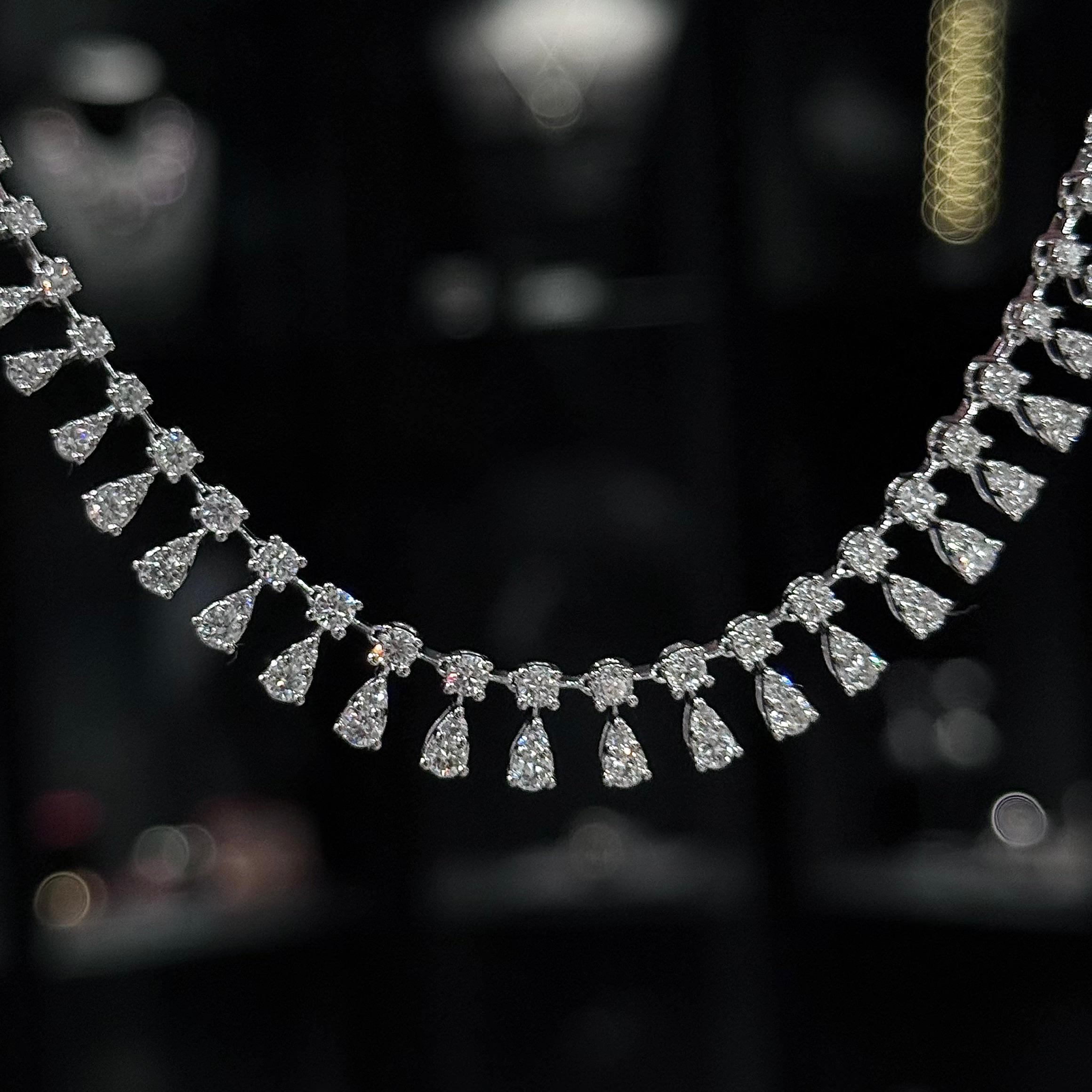 Collar de flecos de diamantes en oro blanco de 18 quilates, portugués, años 2020. Esta joya, un clásico contemporáneo de elegancia atemporal, presenta un refinado diseño de flecos que parece bailar con cada movimiento.

Cada segmento presenta un