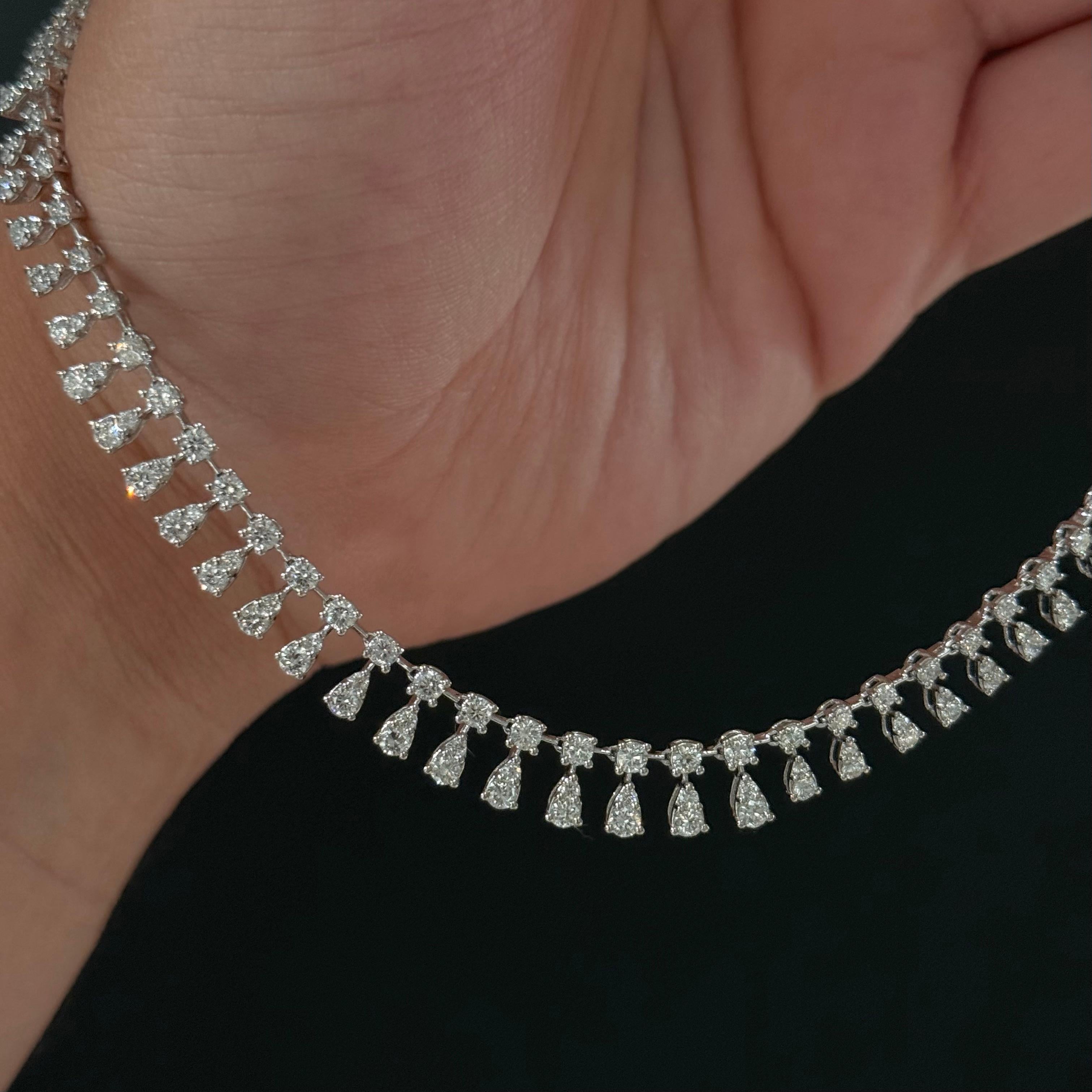 Collar con Flecos de Diamantes Gota Redonda Brillante Oro Blanco 18K Portugueses 2020s en venta 1