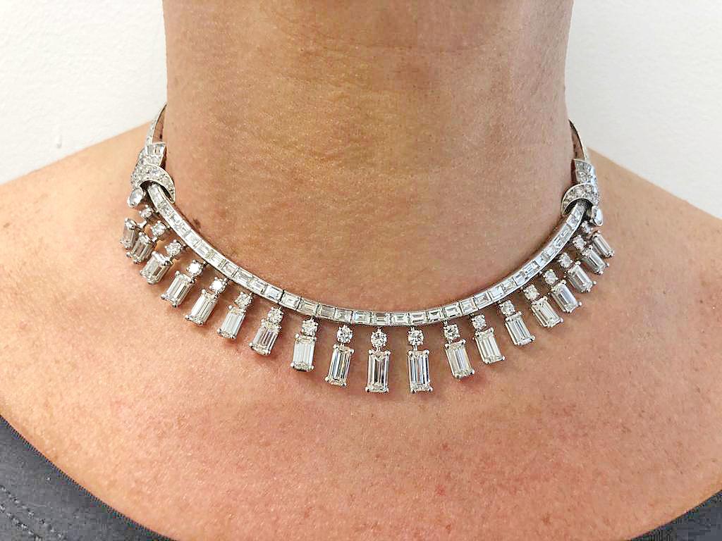 Collana Rivière con frangia di diamanti in platino.
Una squisita collana rivière con diamanti curatissimi e meticolosamente calibrati. La catena a serpente lunga fino al colletto è composta da tagli a gradini a baguette con due motivi a cappio