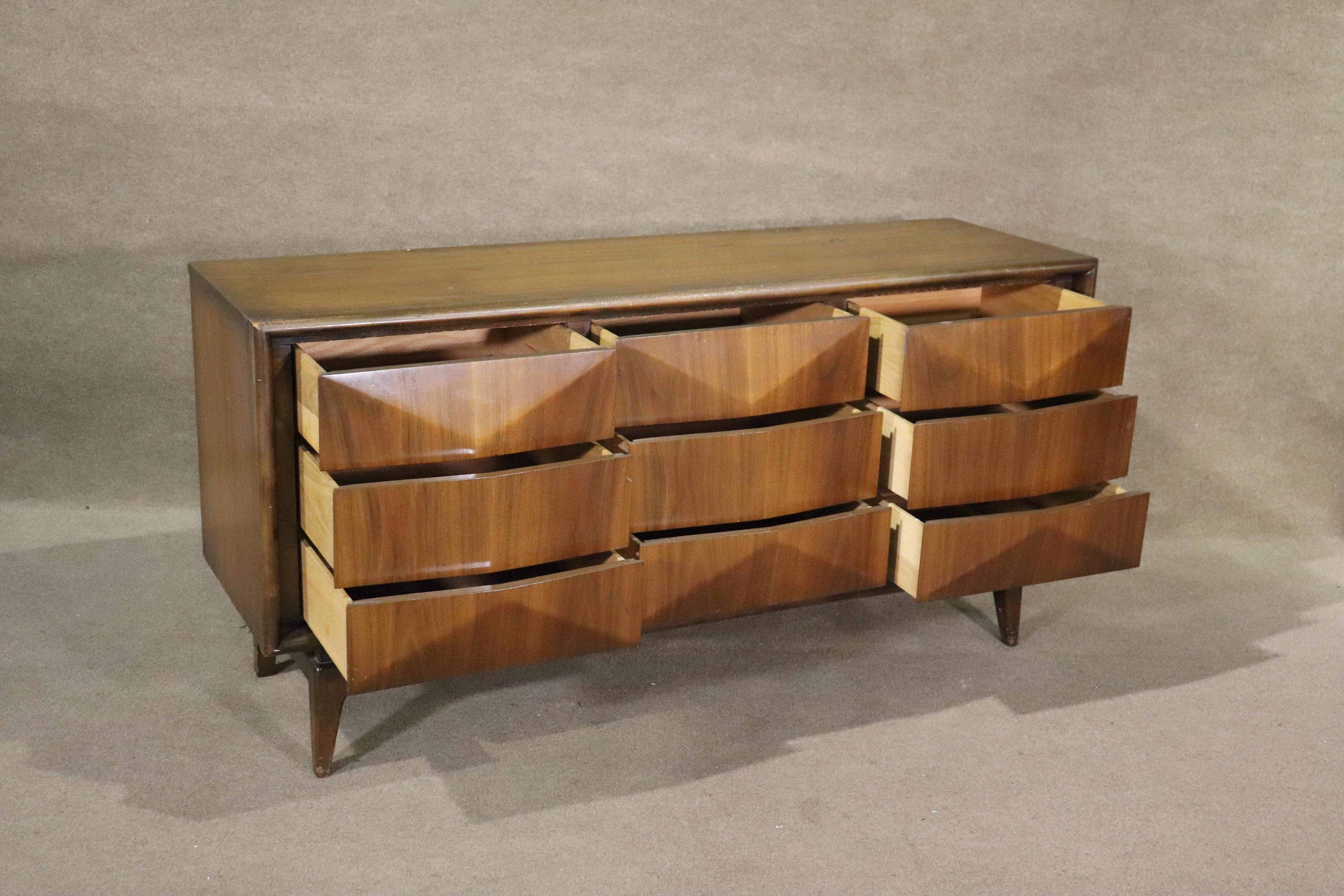 Mid-Century moderno Comò Diamond Front di United in vendita