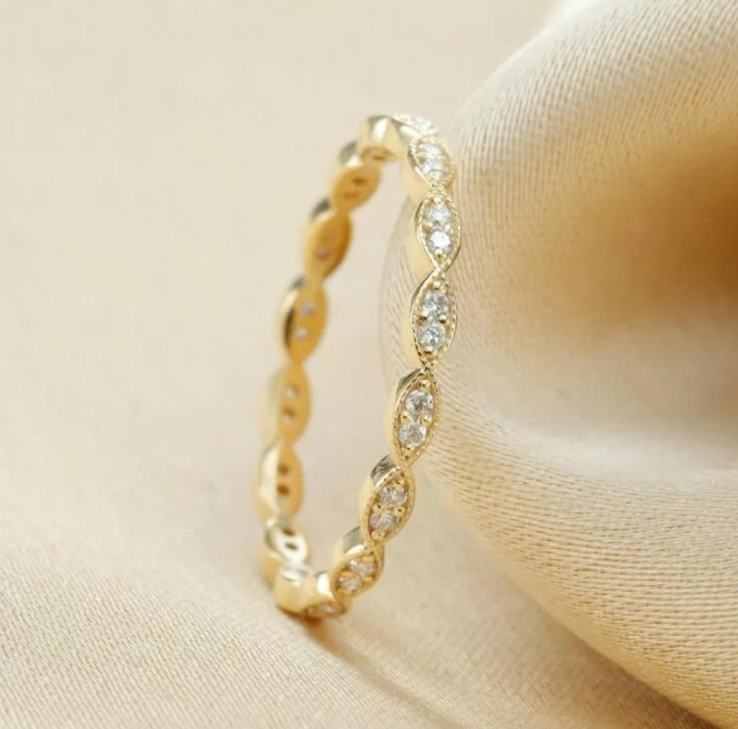 Anello a fascia con diamante a forma di marquise per l'eternità in oro massiccio 14k. In condizioni Nuovo in vendita a Chicago, IL