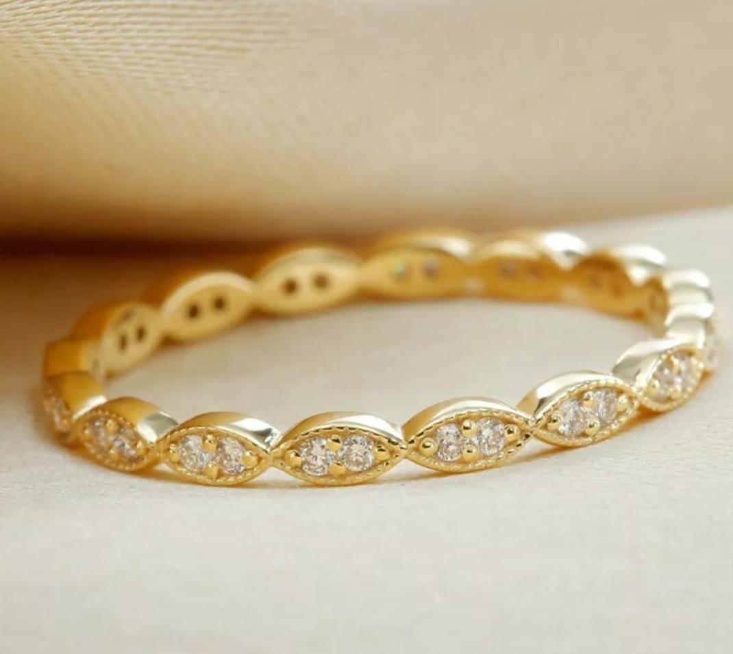 Anello a fascia con diamante a forma di marquise per l'eternità in oro massiccio 14k. in vendita 1