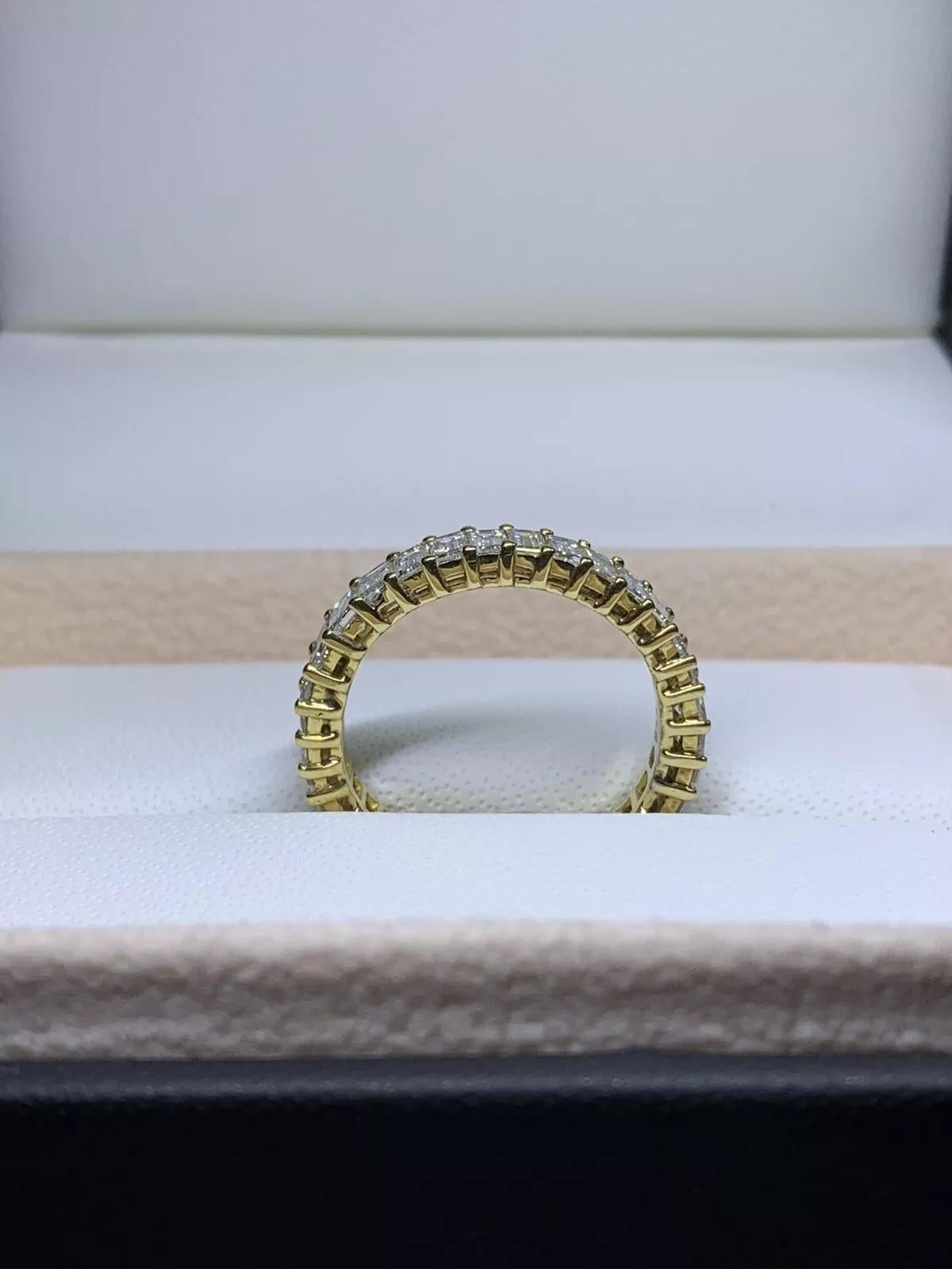 Anello a eternità completa con diamante da 4,28 carati in oro giallo 18 carati.

Anello di fidanzamento classico full eternity con diamante con incastonatura a rebbi, anello con diamante baguette grande e grosso.

Diamanti a baguette per un peso