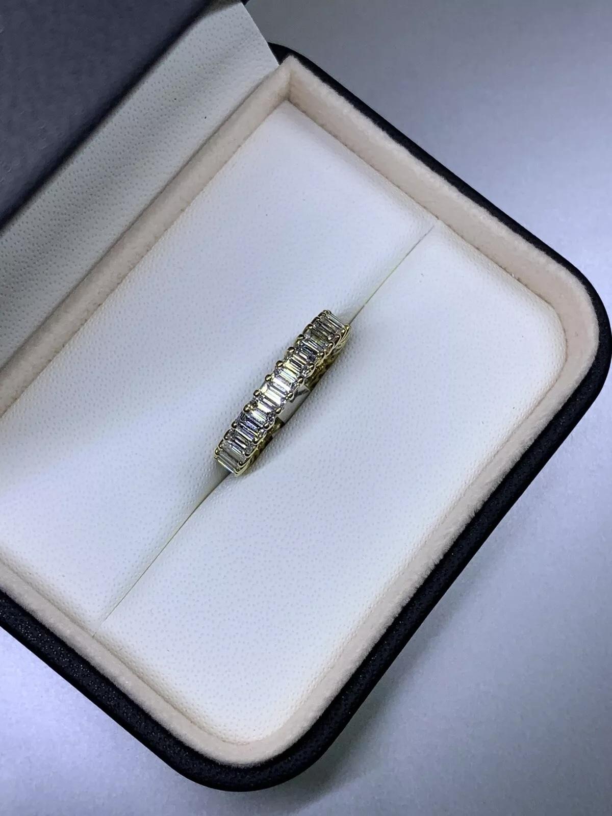Taglio baguette Anello di diamanti a eternità completa in oro giallo 18 carati. in vendita