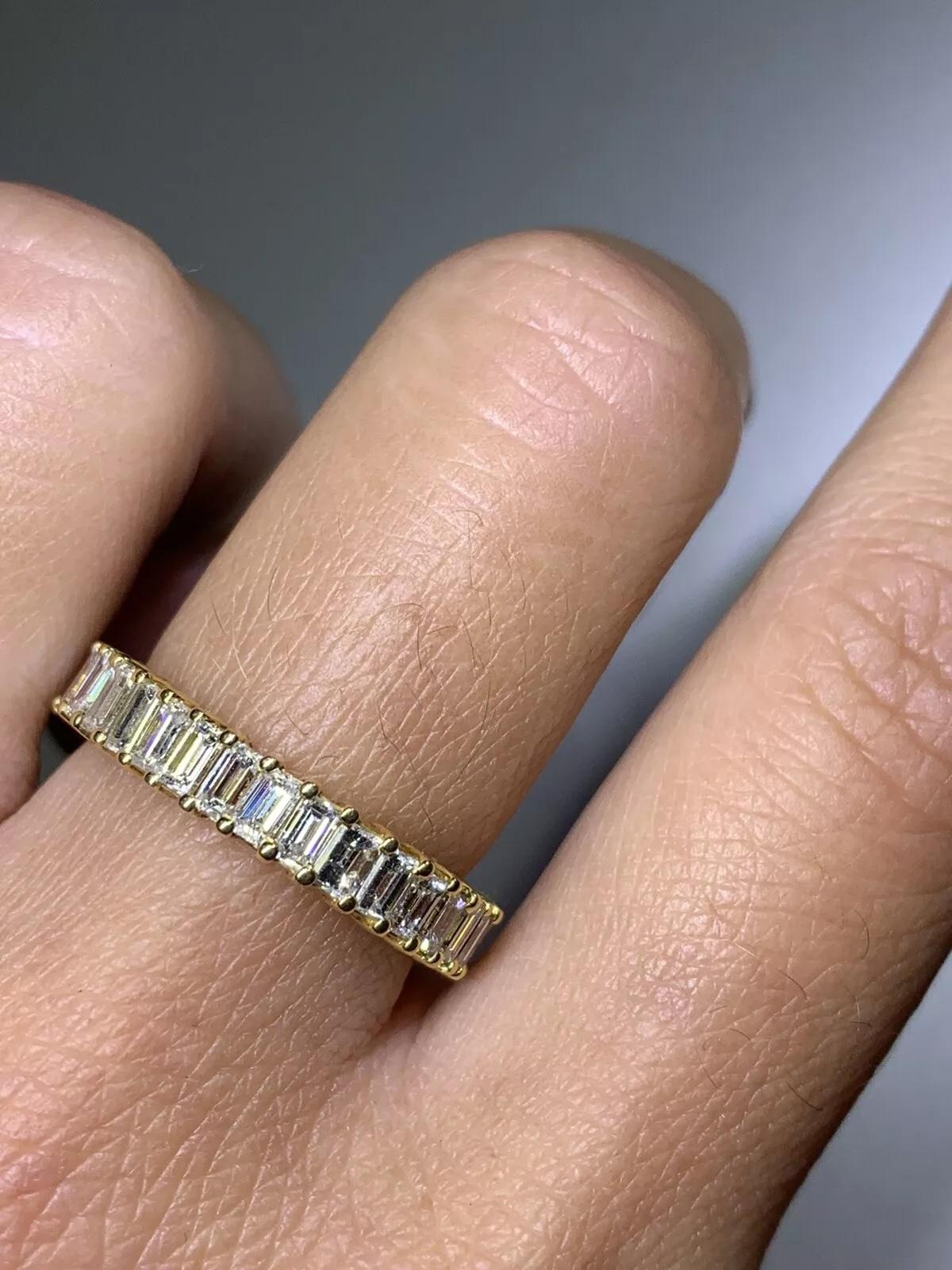 Anello di diamanti a eternità completa in oro giallo 18 carati. in vendita 2