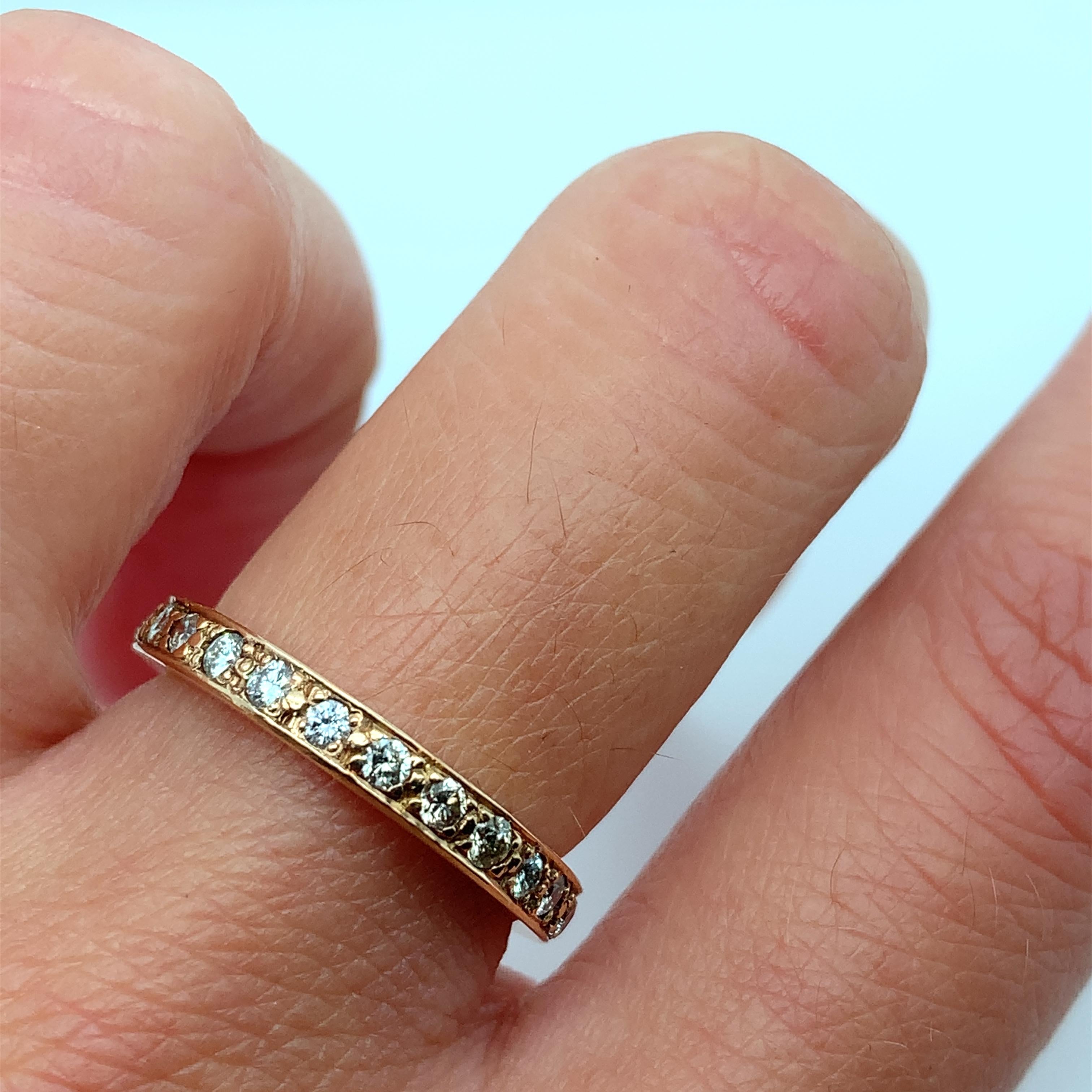 Questo splendido anello presenta uno splendido diamante da 0,90 carati incastonato in un elegante design a eternità. Il diamante è una creazione naturale con un grado di colore fancy e un grado di taglio eccellente. Il cinturino è realizzato in oro