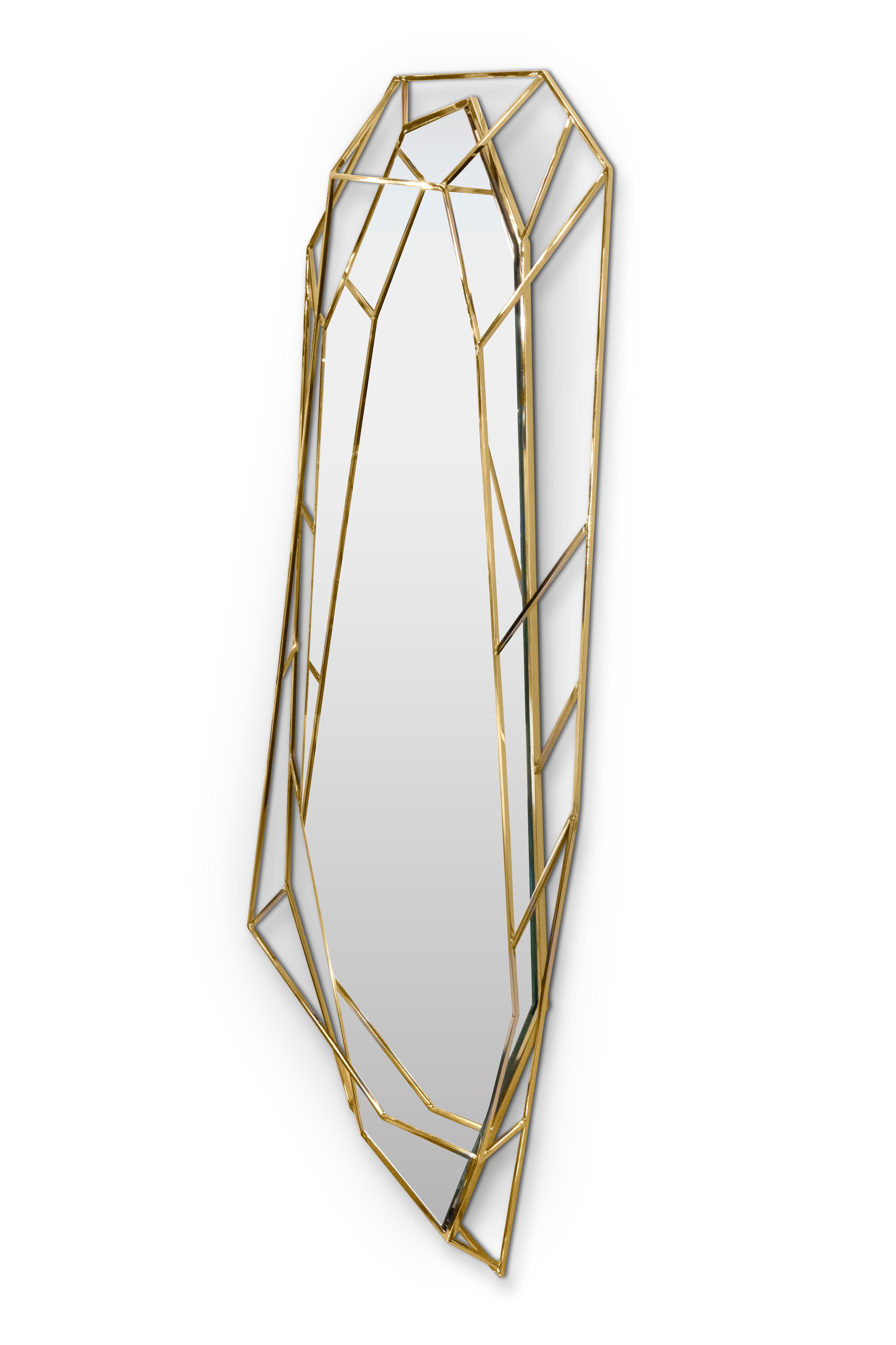 Inspiriert von den asymmetrischen und schillernden Formen eines Diamanten, ist dieser Spiegel die ultimative Kombination aus Geometrie und Design. Die Verwendung von Gold unterstreicht das luxuriöse Element dieses Objekts und macht es zu einem