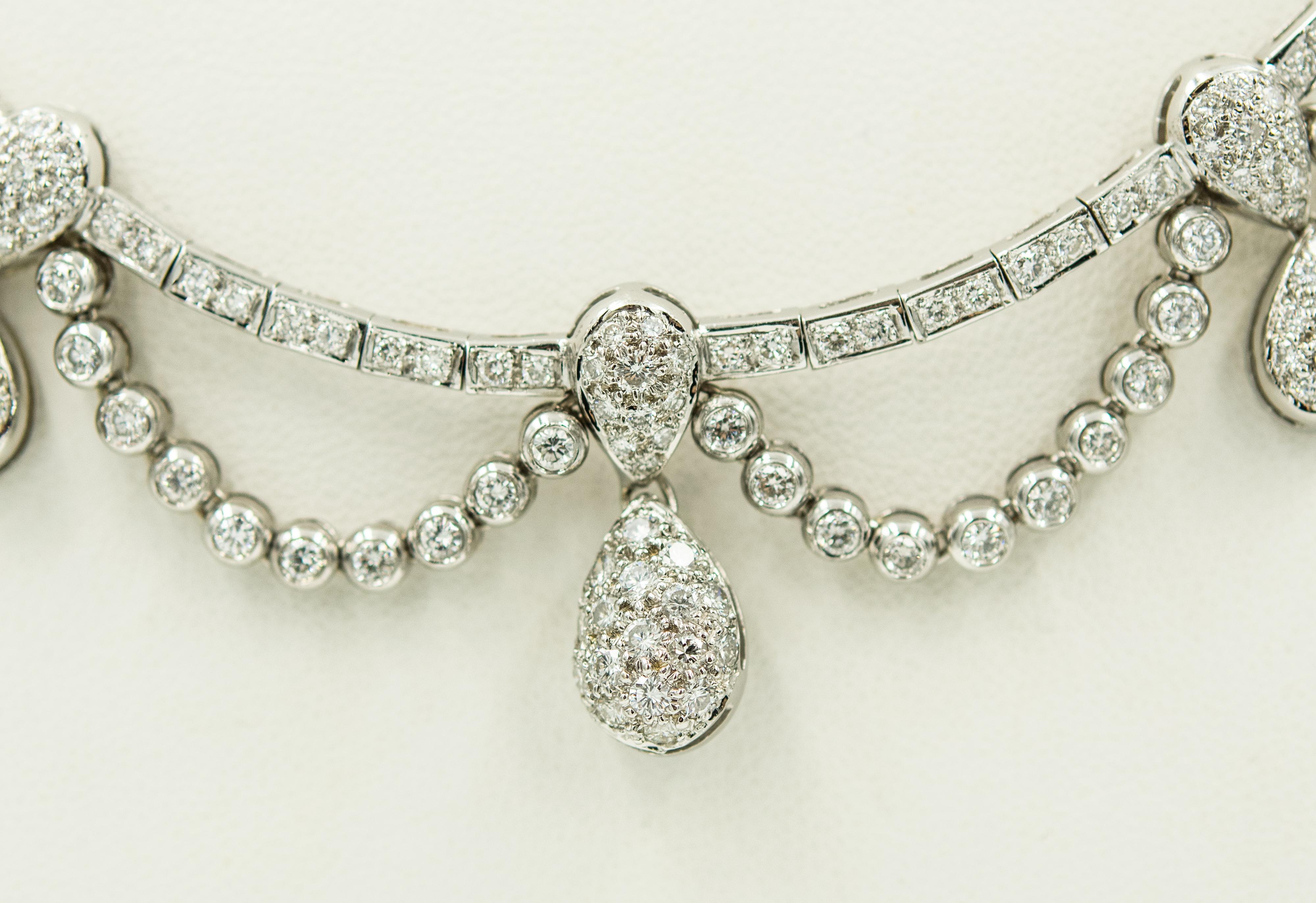 Die atemberaubende Diamantkette aus 18 Karat Weißgold besteht aus einem Mittelteil mit sieben Diamanttropfen, sechs flexiblen, geschwungenen Diamantabschnitten und einer Hauptreihe aus perlenbesetzten Diamanten.  Diese wunderschöne Halskette wäre