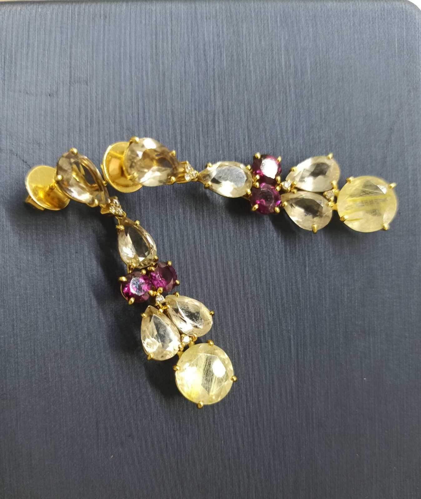 Boucles d'oreilles en or jaune 18K (bague assortie disponible) 
Diamant 10-Rond 57-0,1-5/6A 
Quartz 4--7,3 3/1A 
Grenat 4-Rond-1,6 2/3A 
Quartz 2-Rond-5,8 2/2A 
Quartz 4--5,1 3/1A
Poids 9,24 grammes


Forte de l'héritage des anciennes traditions de