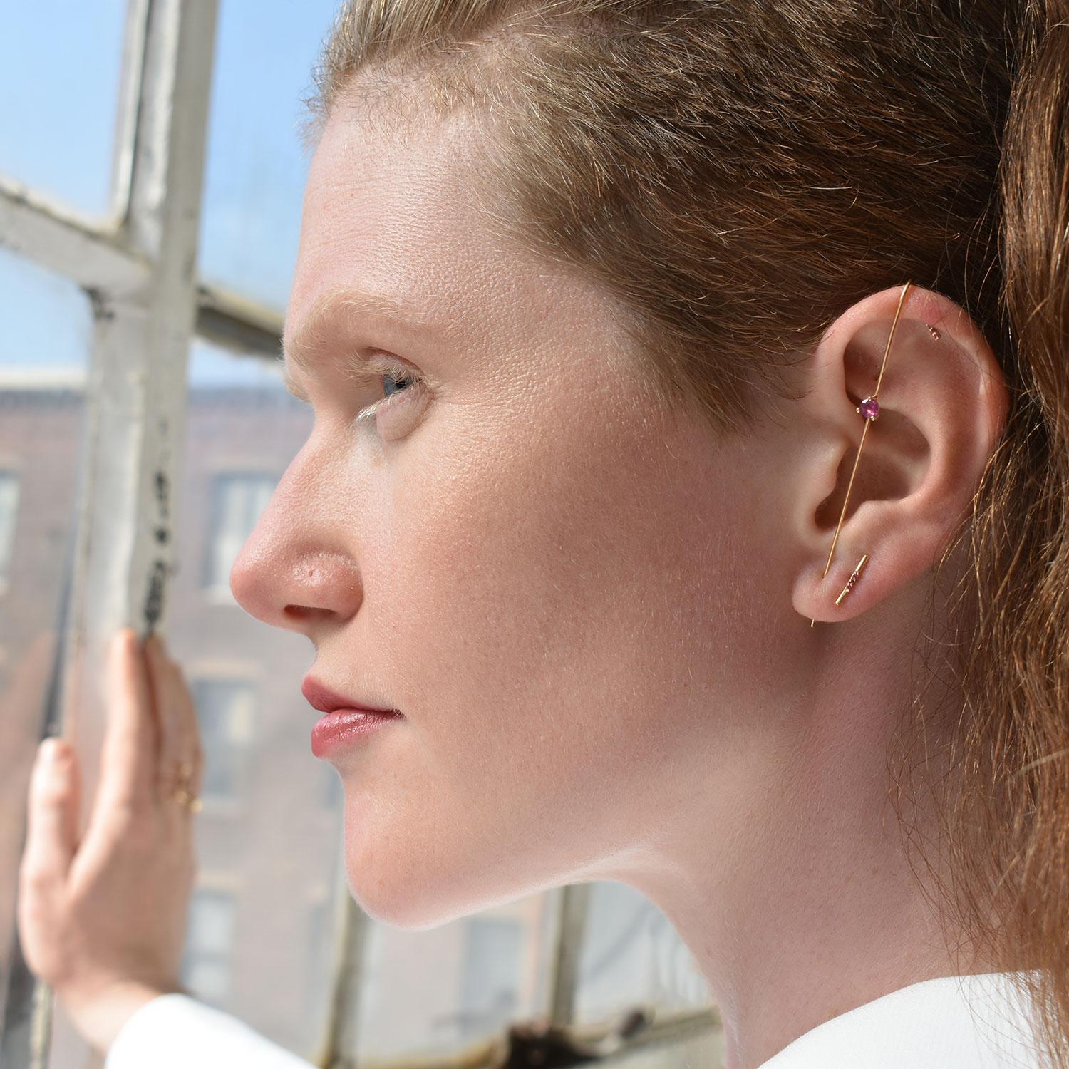 Der bekannte Signature Needle Earring mit einem Hauch von natürlichem Edelstein. Mit ihrem modernen, unerwarteten Design und einem Hauch von Helligkeit ist sie ein Muss für jeden Look.

Wie man es trägt:

Fädeln Sie das Ende des Hakens durch das
