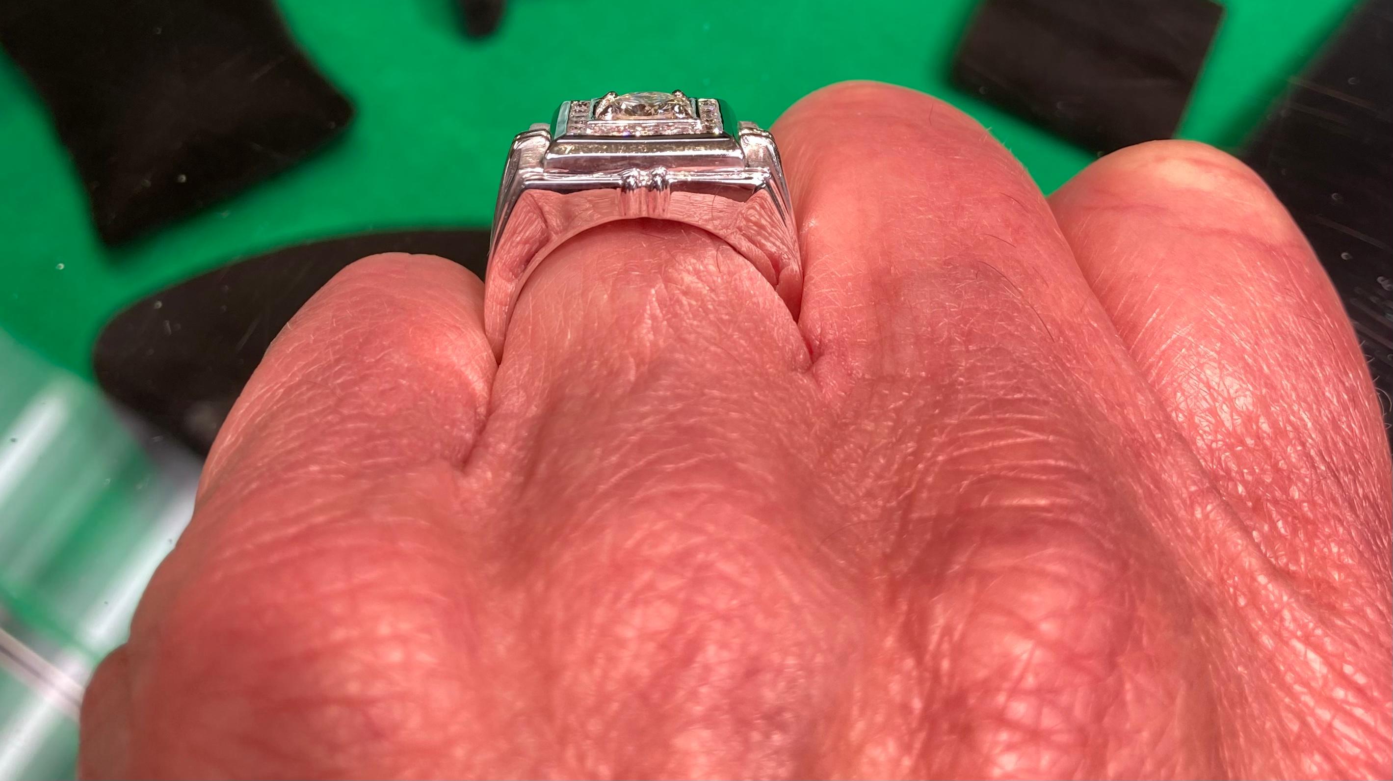 Anillo de diamantes en racimo para caballero de oro blanco de 18k Circa 1990s Contemporáneo en venta