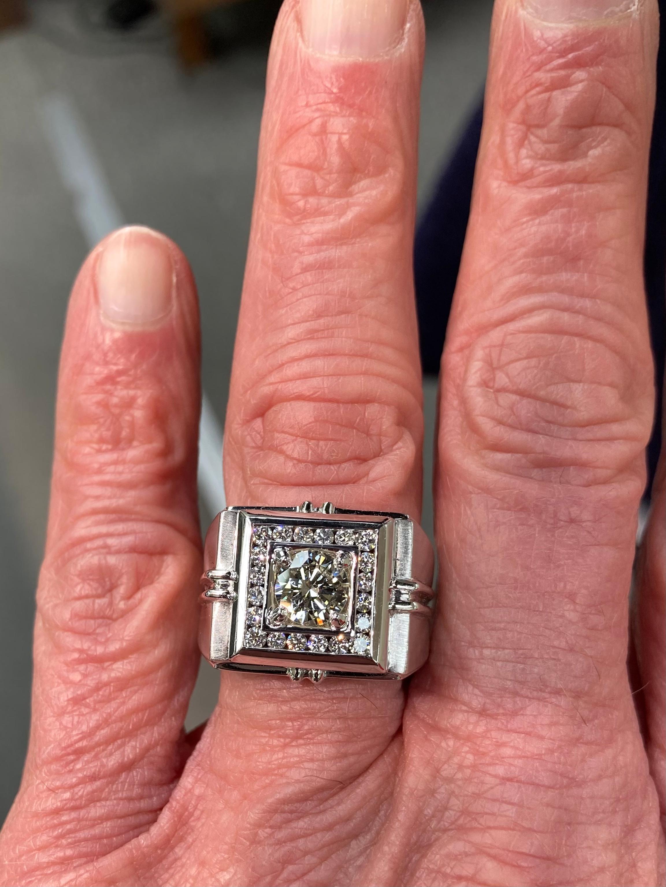 Anillo en racimo de diamantes de caballero de oro blanco de 18 quilates, hacia la década de 1990.

Este anillo en racimo de diamantes de oro blanco de 18 quilates para caballero, muy especial, de la década de 1990, está diseñado como un gran