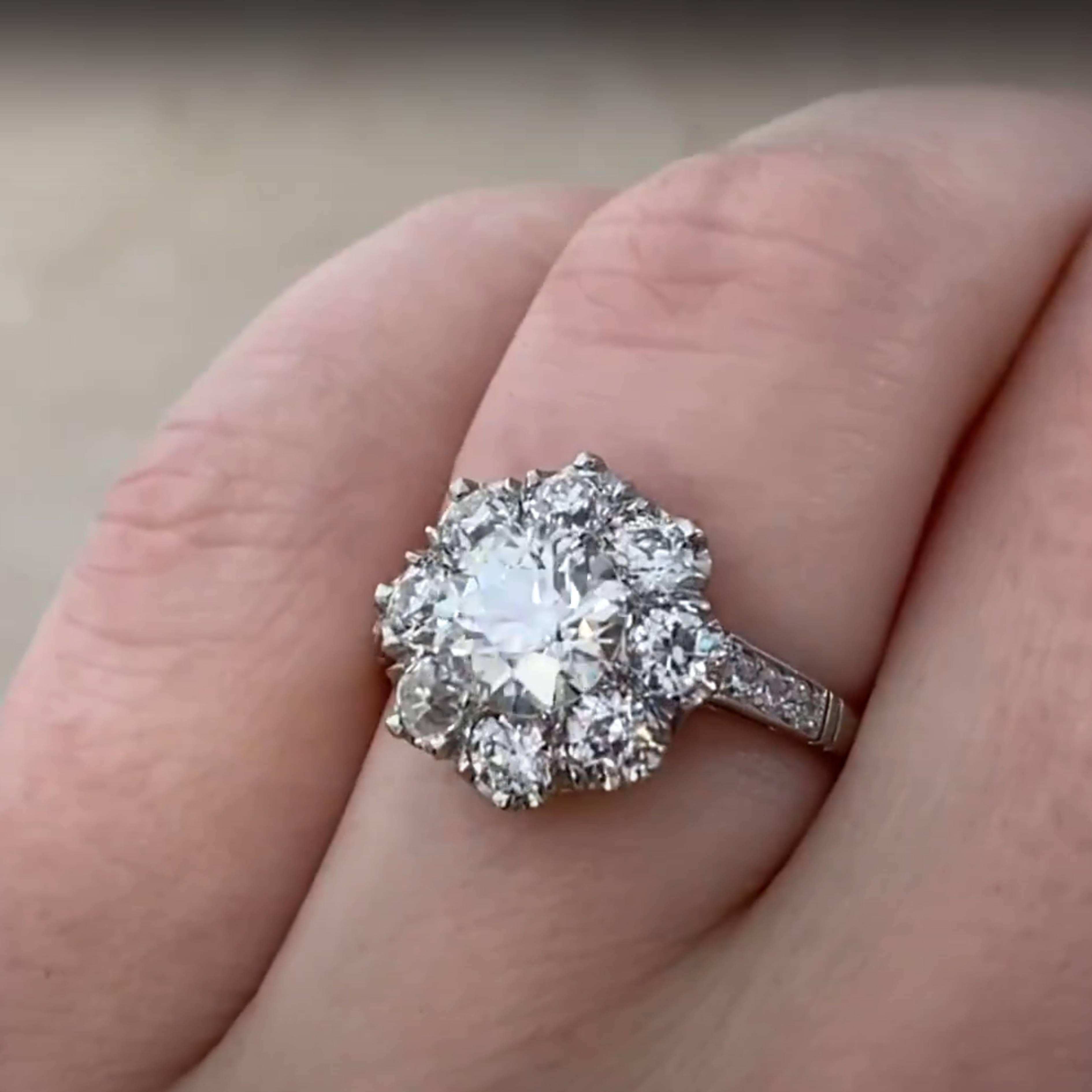 Cette exquise bague en platine est ornée en son centre d'un diamant de taille ancienne européenne certifié par la GIA, pesant environ 1,10 carat, de couleur J et de pureté VS1. La pierre centrale est sertie dans des griffes classiques et encadrée