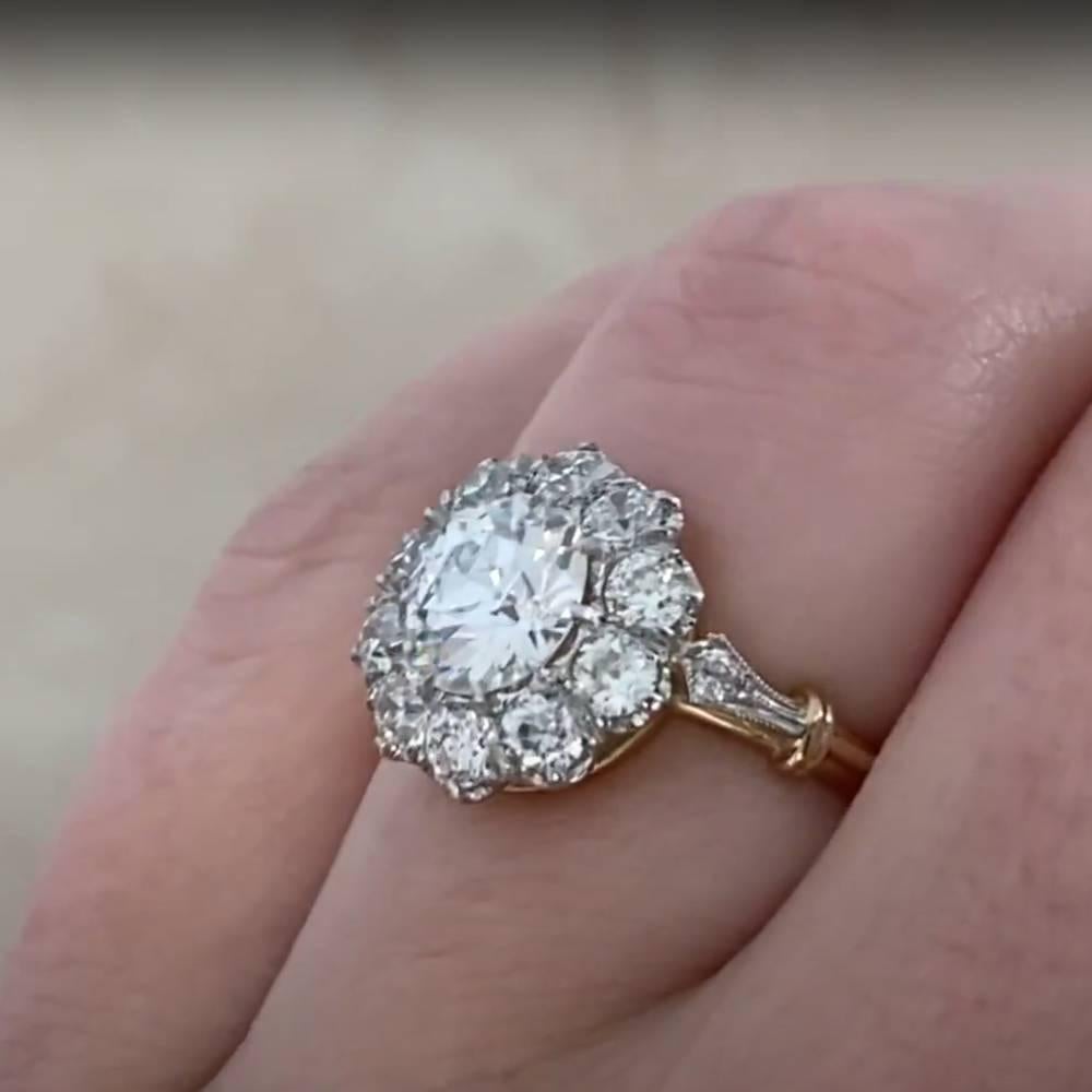 Cette magnifique bague de fiançailles à grappes de diamants est ornée d'un diamant central de taille européenne ancienne certifié par le GIA, pesant environ 1,30 carat, de couleur I et de pureté VS1. Montée sur des griffes classiques, la pierre