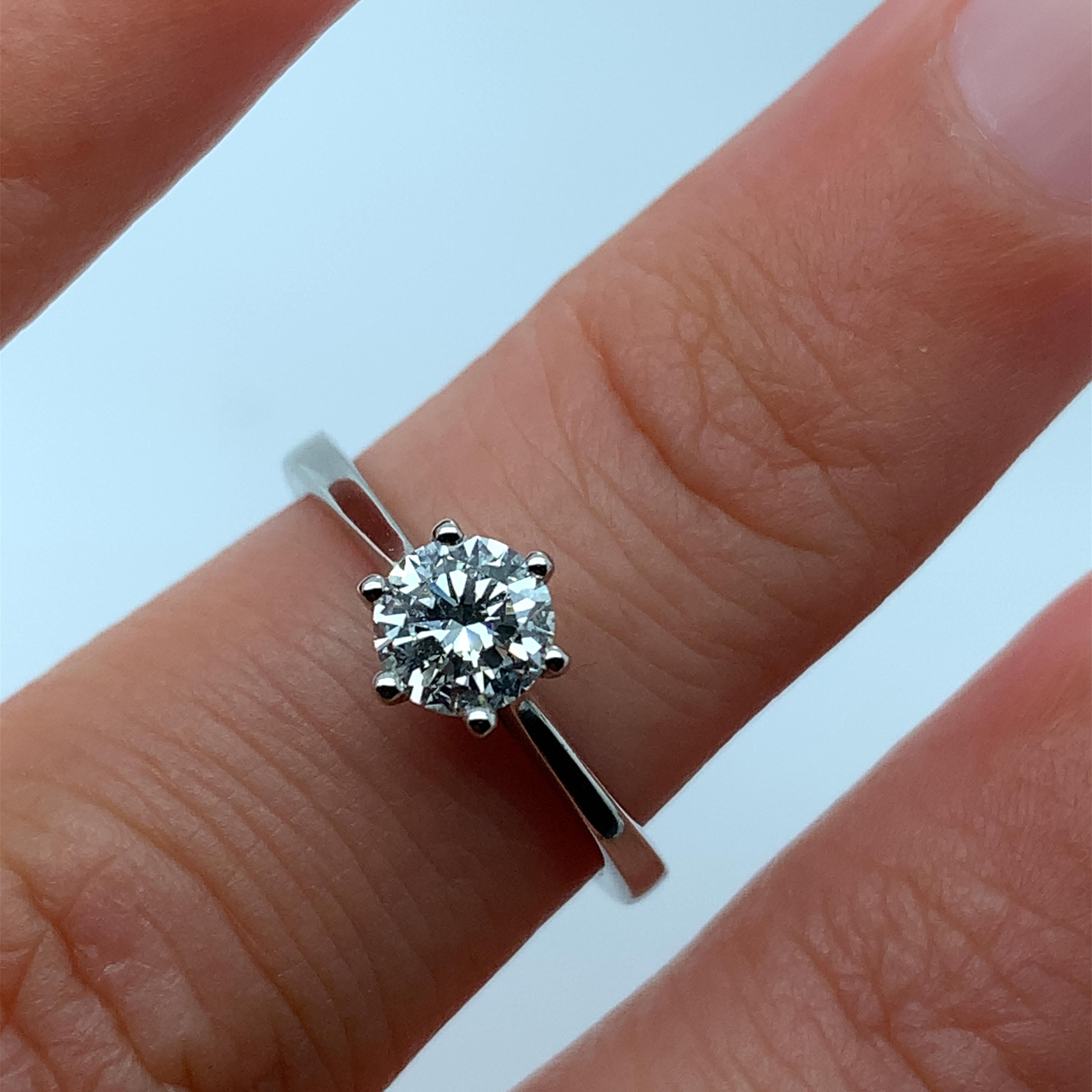 Questo splendido anello di fidanzamento è il modo perfetto per dimostrare il tuo amore. Con un bellissimo diamante rotondo da 0,44ct G VS2 certificato GIA, puoi essere certo della sua qualità. L'anello è incastonato in stile solitario, con una