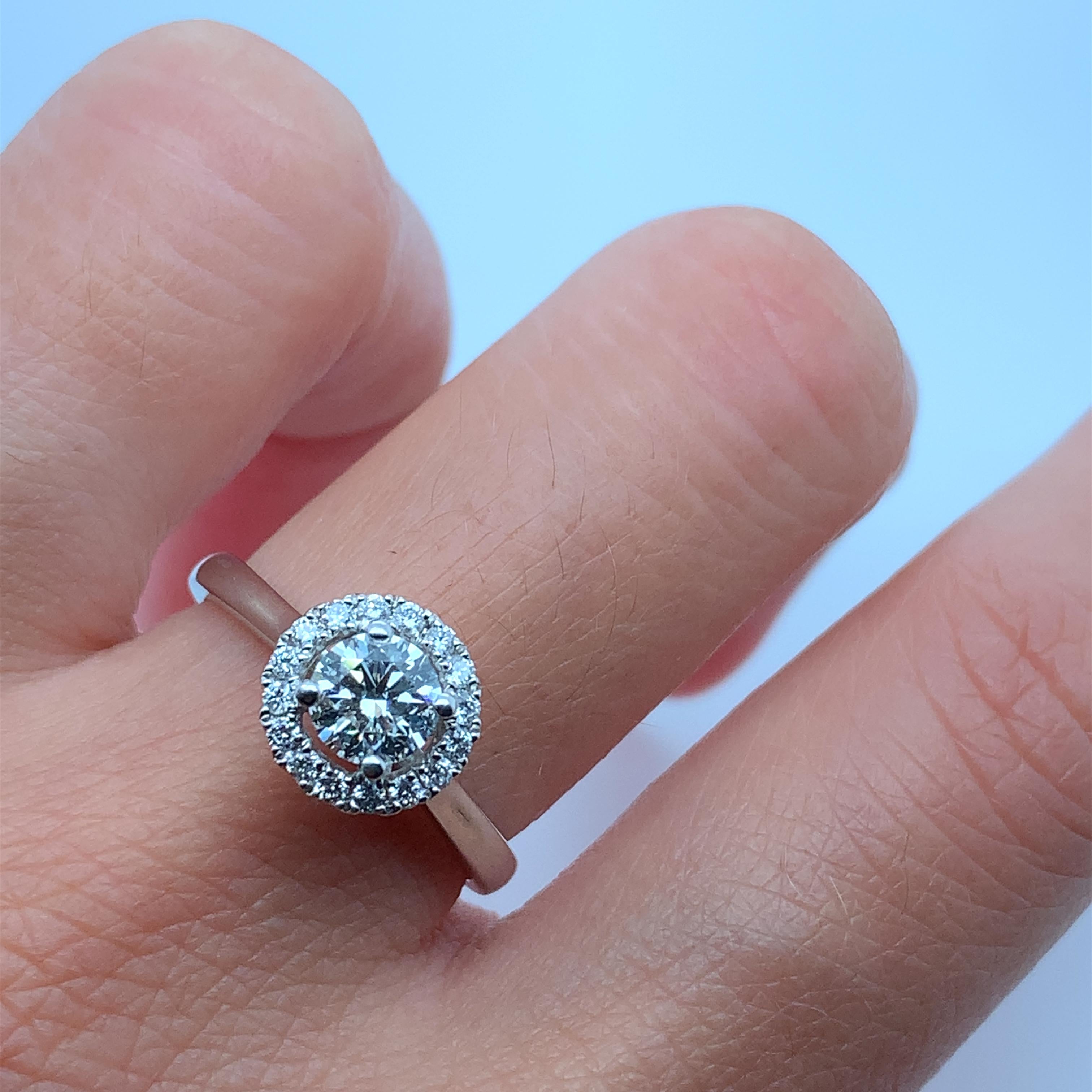 Solitär-Verlobungsring mit rundem Brillanten von 0,73 ct. mit GIA-Zertifikat in Platin. 
GIA-zertifizierter runder Brillant in der Mitte Diamant Gesamtgewicht 0,53ct G Farbe VS2 Reinheit
Klassischer runder Solitär-Diamant mit Halo um Verlobungsring
