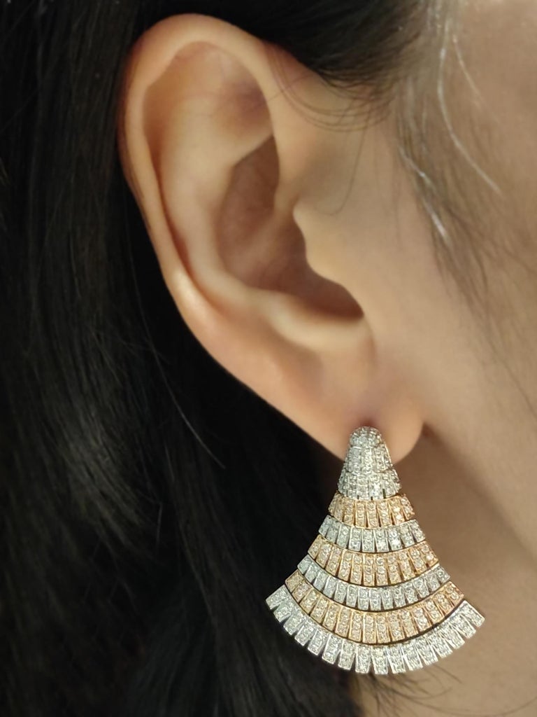 Diamond Ginkgo Chandelier Earrings in 18K White and Rose Gold

Gold: 18K White and Rose Gold, 19.48 g
Diamond: Brilliant Cut, F-G colour, VVS, 2.51 total carat

Dimensions: 37 mm (L) x 33 mm (W)