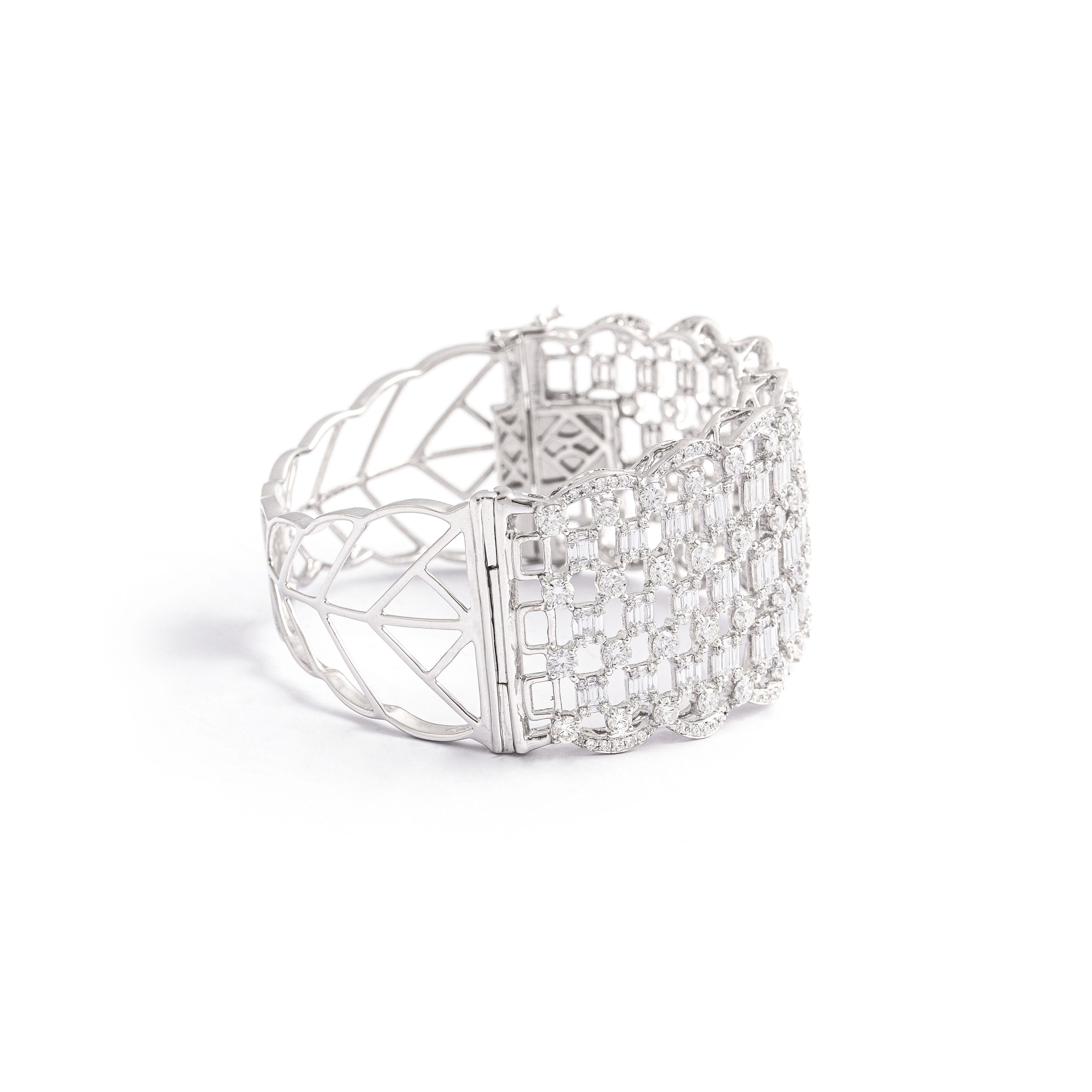 Bracelet white gold 18K, 614 diamonds 7.90cts 167 baguettes diamonds 3.68cts.